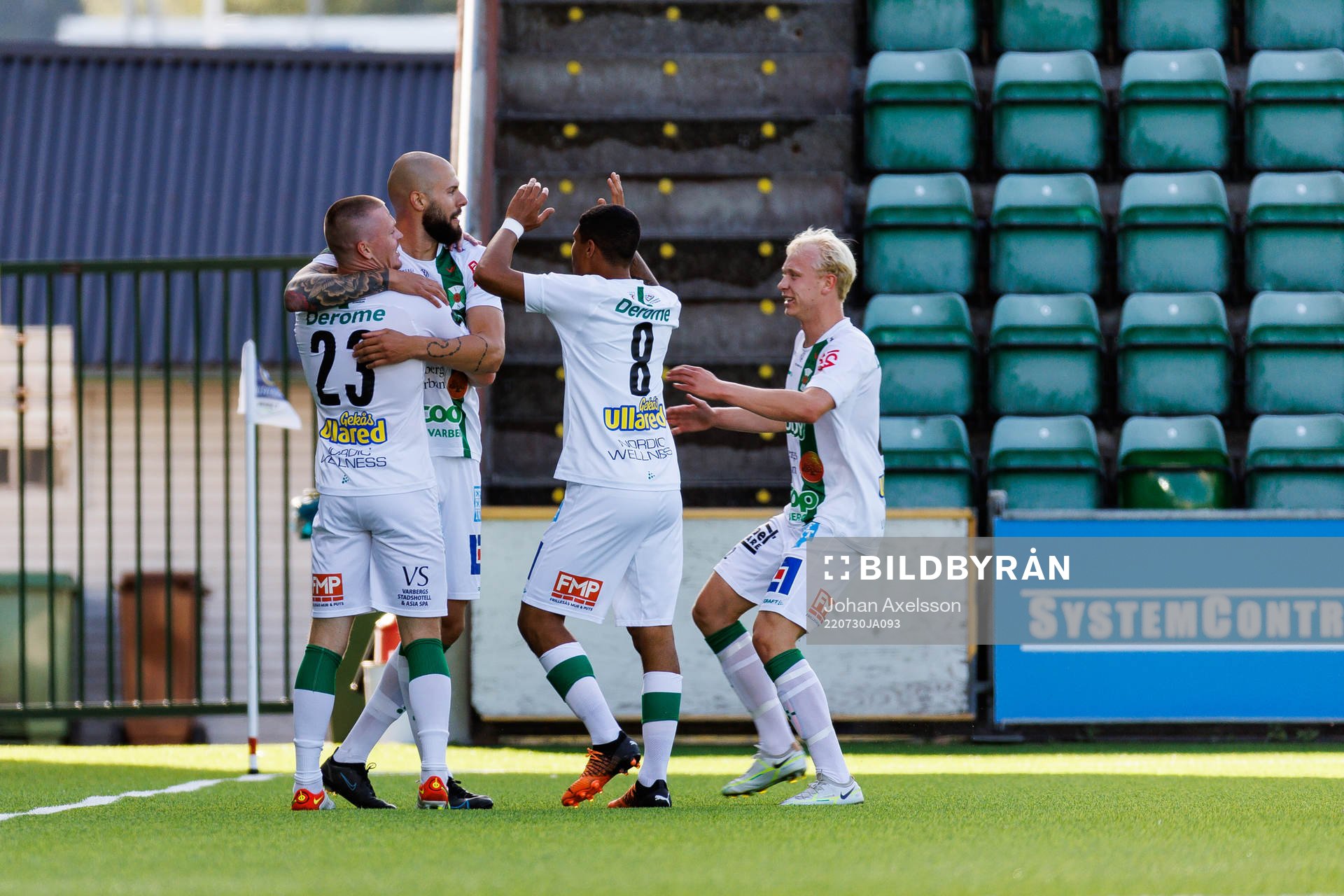 Varbergs Robin Simovic jublar med lagkamrater