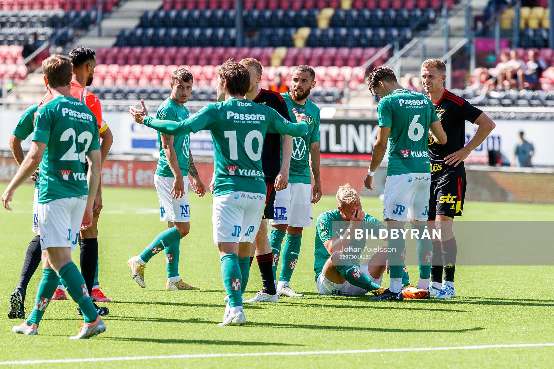 Jönköpings Sebastian Crona har ont under fotbollsmatchen i Superettan mellan Östersund och Jönköpings Södra den 30 juli 2022 i Östersund.