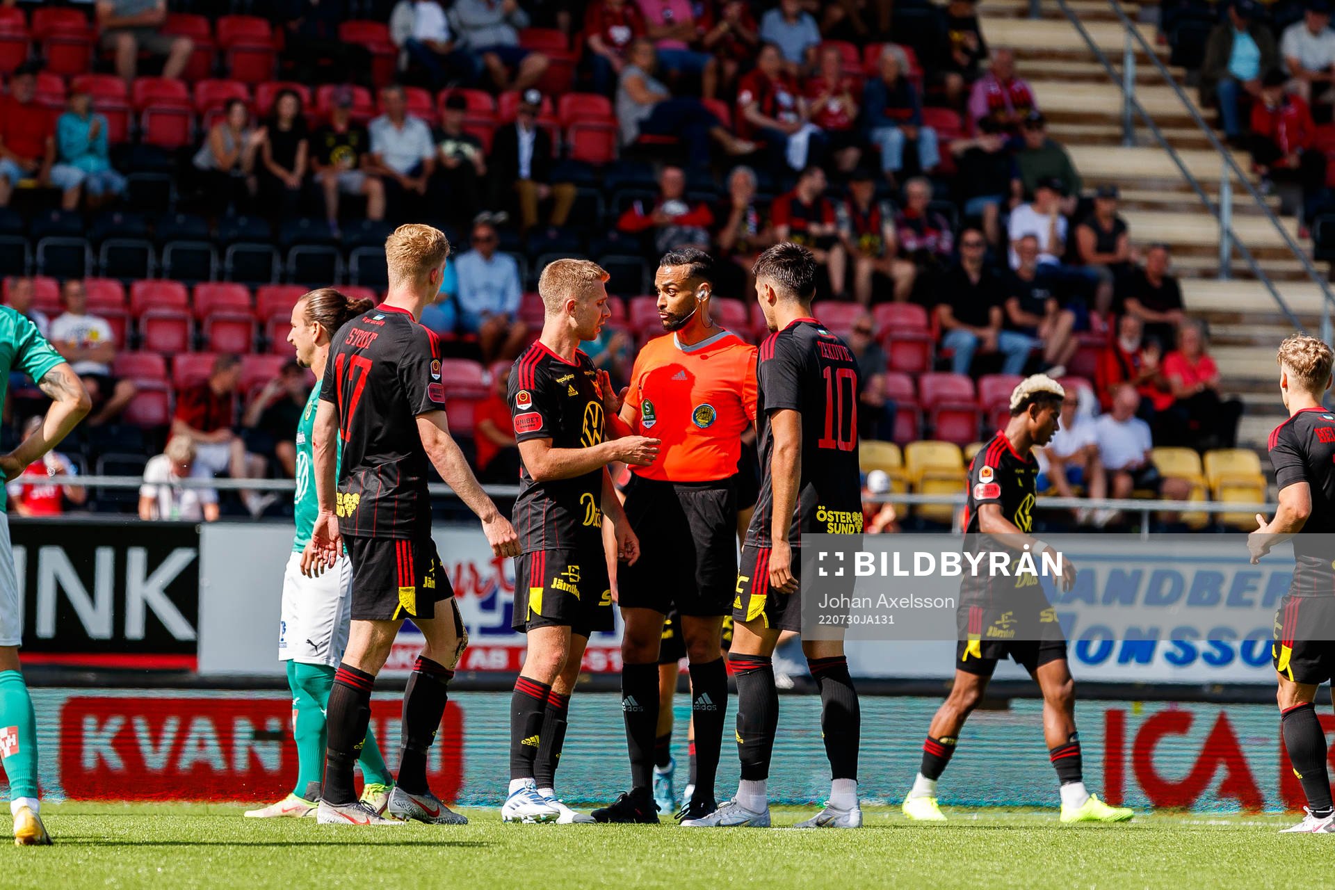 Östersunds Ludvig Fritzson och Sadmir Zekovic i samtal med domare Farouk Nehdi under fotbollsmatchen i Superettan mellan Östersund och Jönköpings Södra den 30 juli 2022 i Östersund.