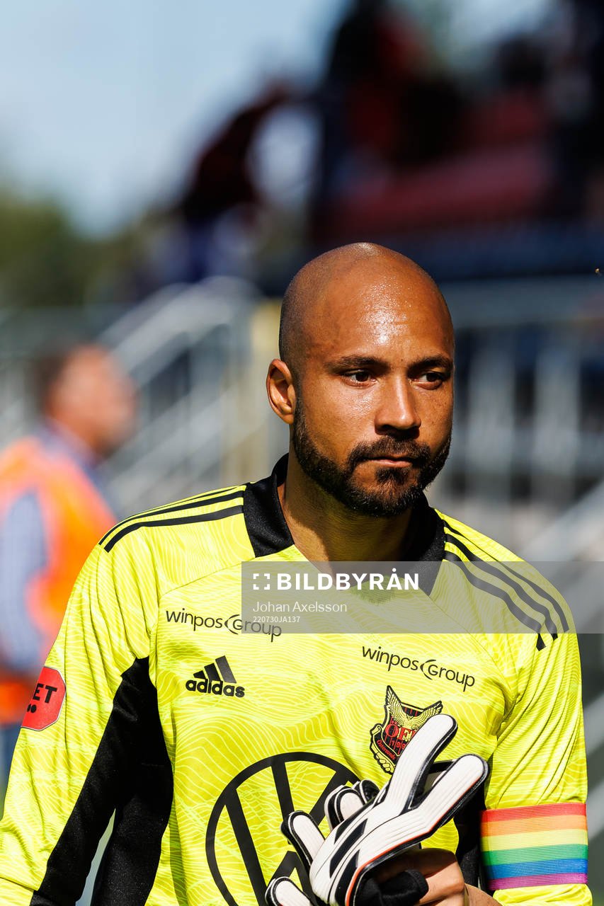 Östersunds målvakt Aly Keita  deppar