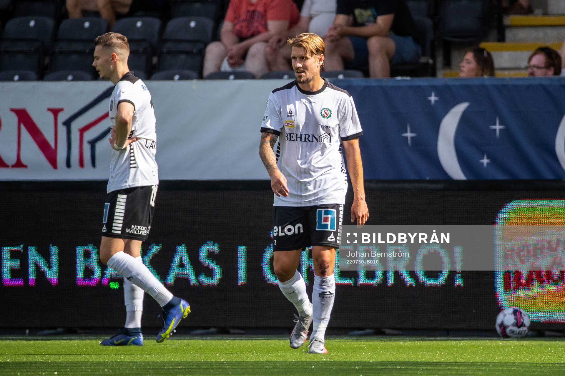 Örebros Jake Larsson och Daniel Björnquist deppar