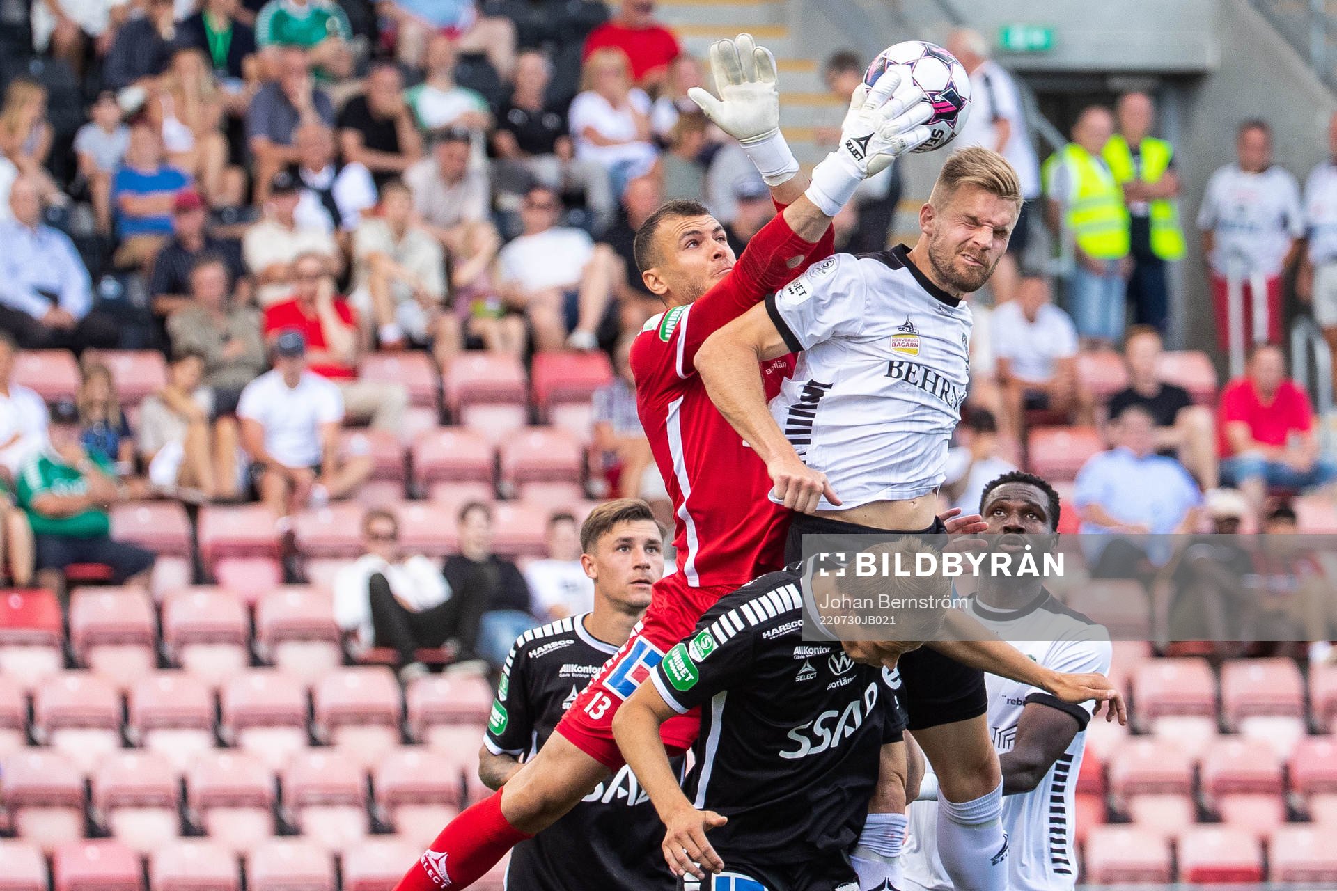 Brages målvakt Andre Bernardini och Örebros Erik