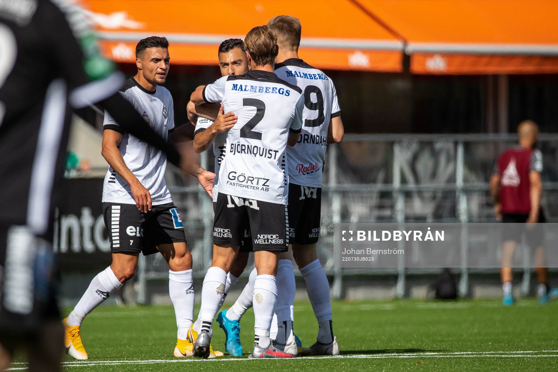 Örebros Jiloan Hamad jublar med lagkamrater