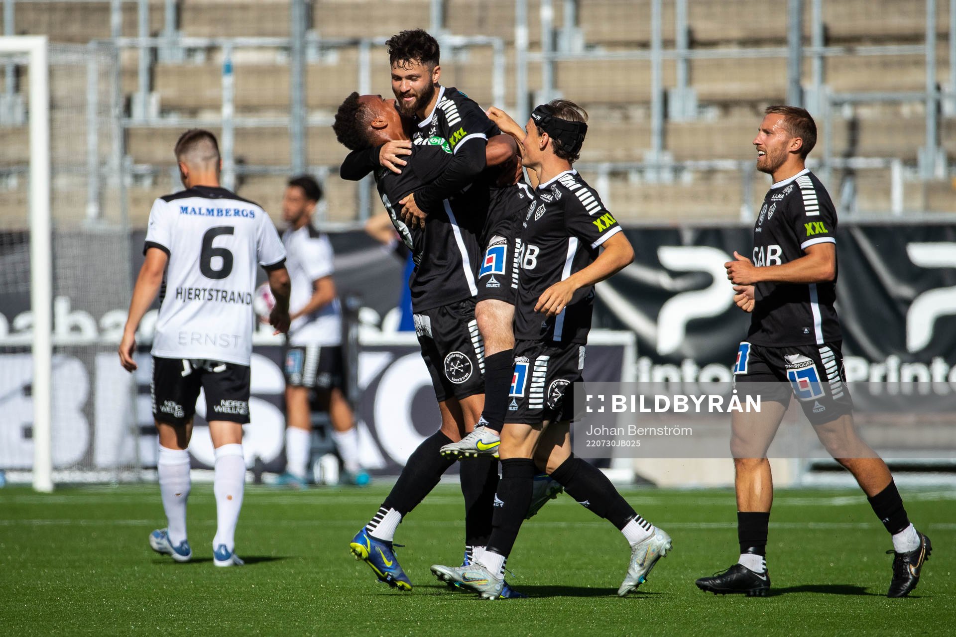 Brages Jonathan Syberg Tamimi jublar