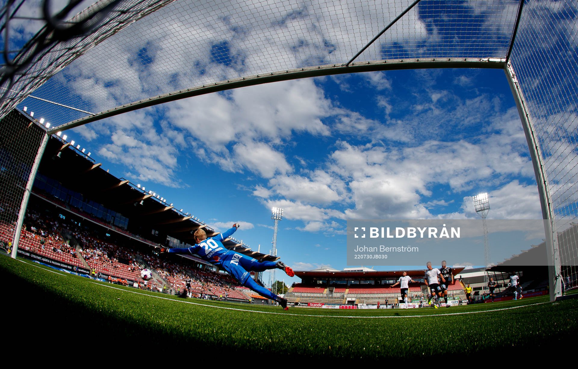 Brage Niklas Söderberg gör 0-2 på Örebros målvakt