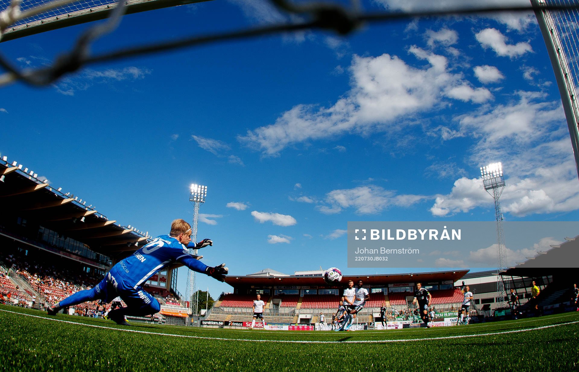 Brages André Reinholdsson gör 0-1 på Örebros målvakt