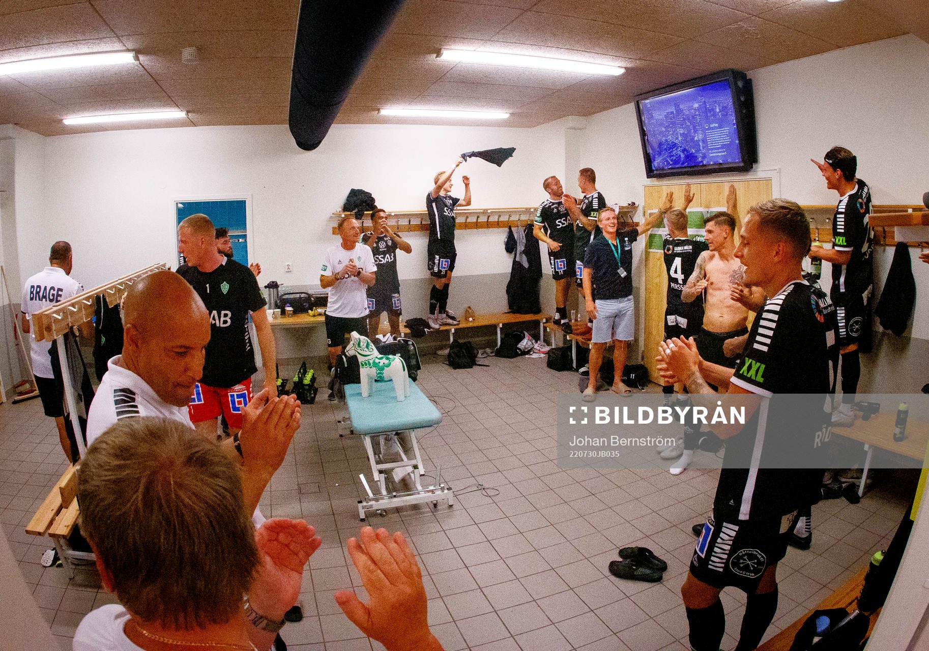 Jubel i Brages omklädningsrum efter  fotbollsmatchen i Superettan mellan Örebro och Brage den 30 juli 2022 i Örebro. 