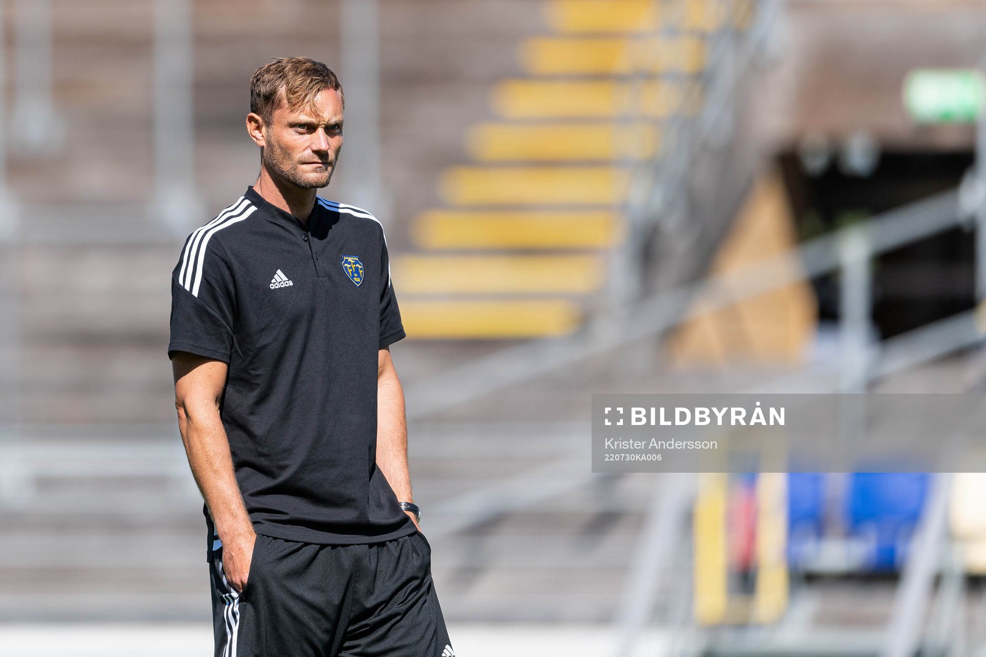 Falkenbergs assisterande Tobias Tuvesson före fotbollsmatchen i Ettan södra mellan Falkenberg och IFK Malmö den 30 juli 2022 i Falkenberg.