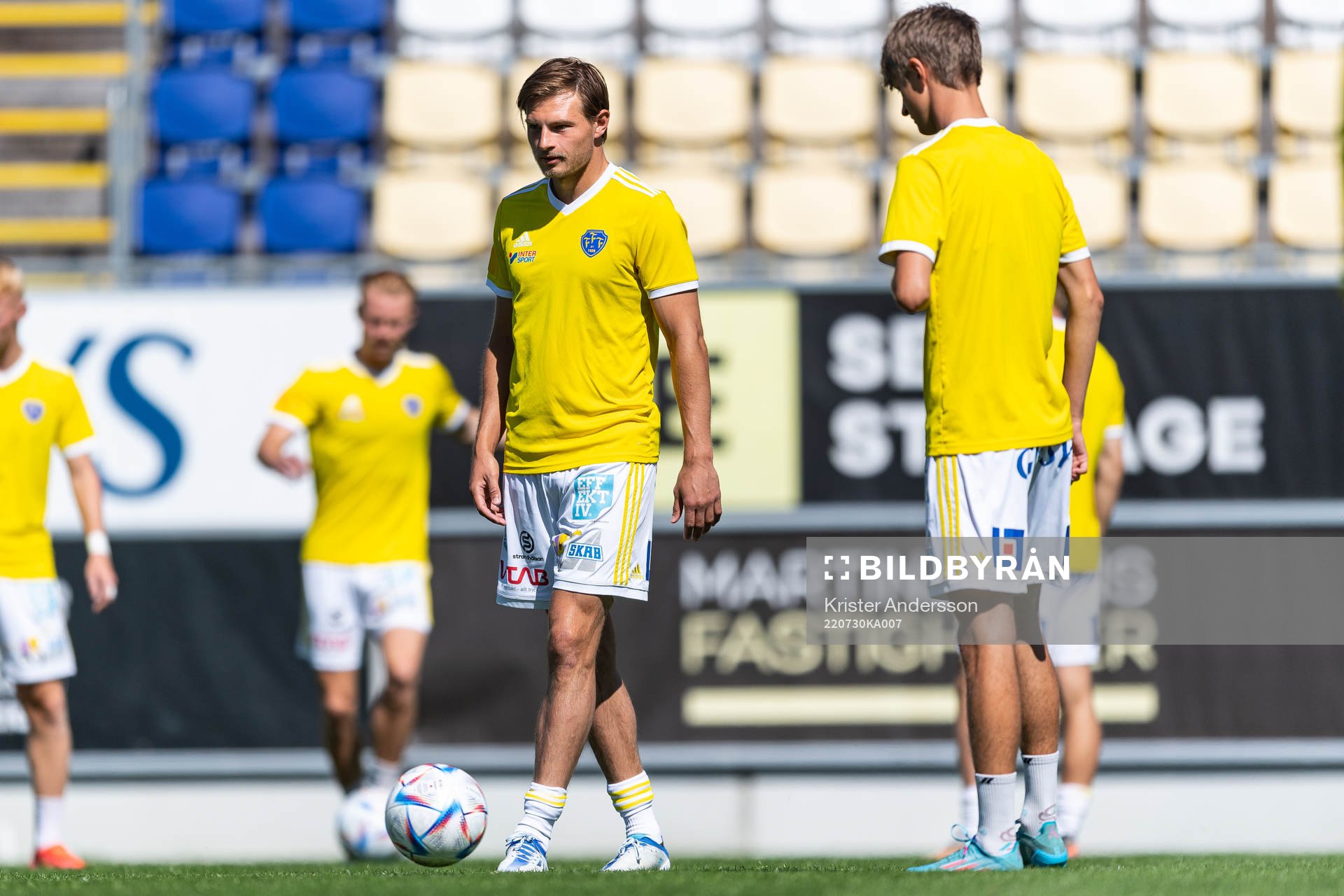 Falkenbergs Linus Dahl före fotbollsmatchen i Ettan södra