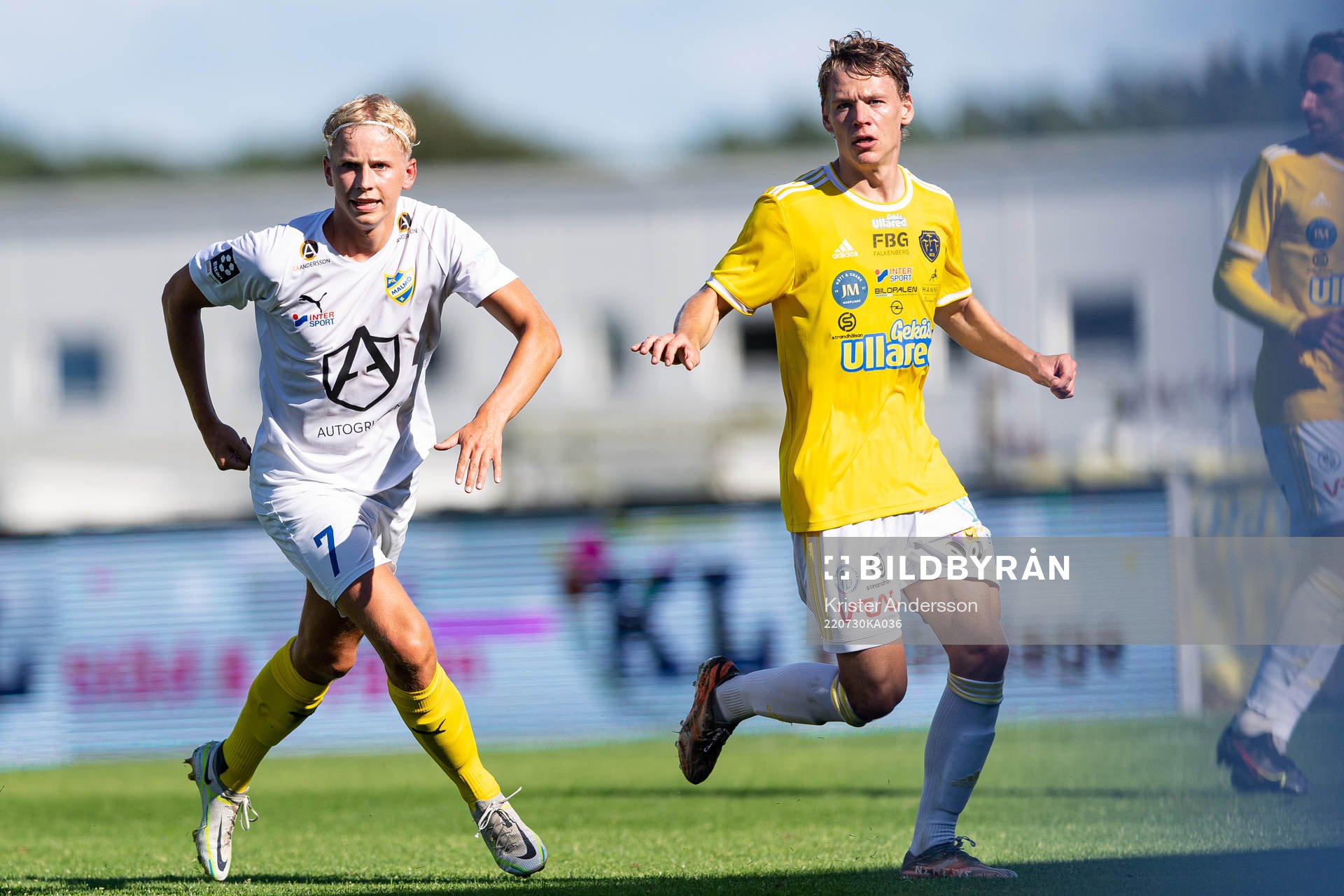 IFK Malmös Jakob Andersson och Falkenbergs Melker Nilsson under fotbollsmatchen i Ettan södra mellan Falkenberg och IFK Malmö den 30 juli 2022 i Falkenberg.