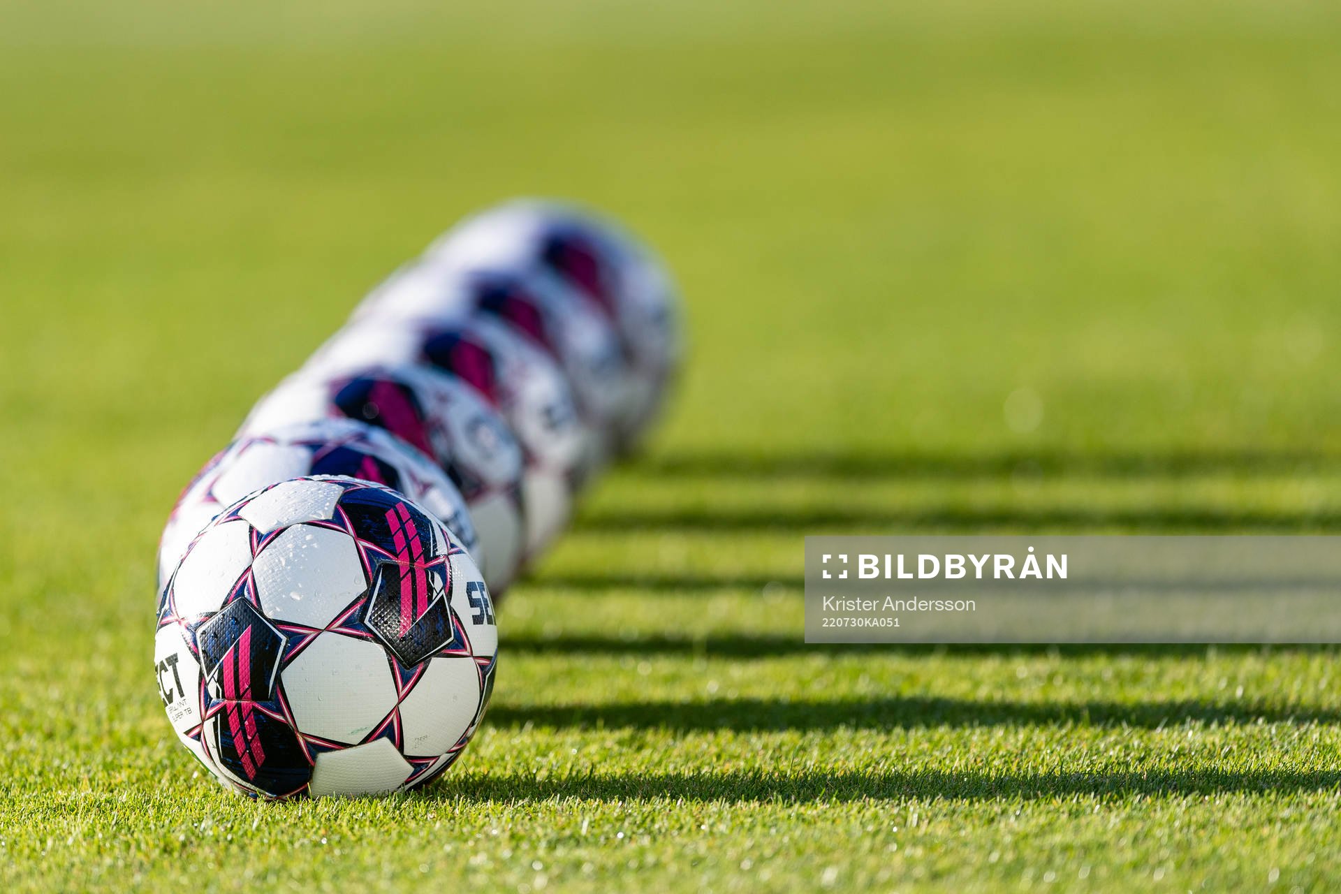 Fotbollar före fotbollsmatchen i Superettan mellan