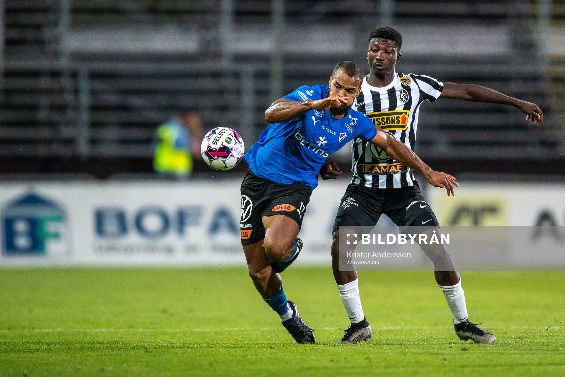 Halmstads Phil Ofosu-Ayeh och Landskronas Ousmane Diawara