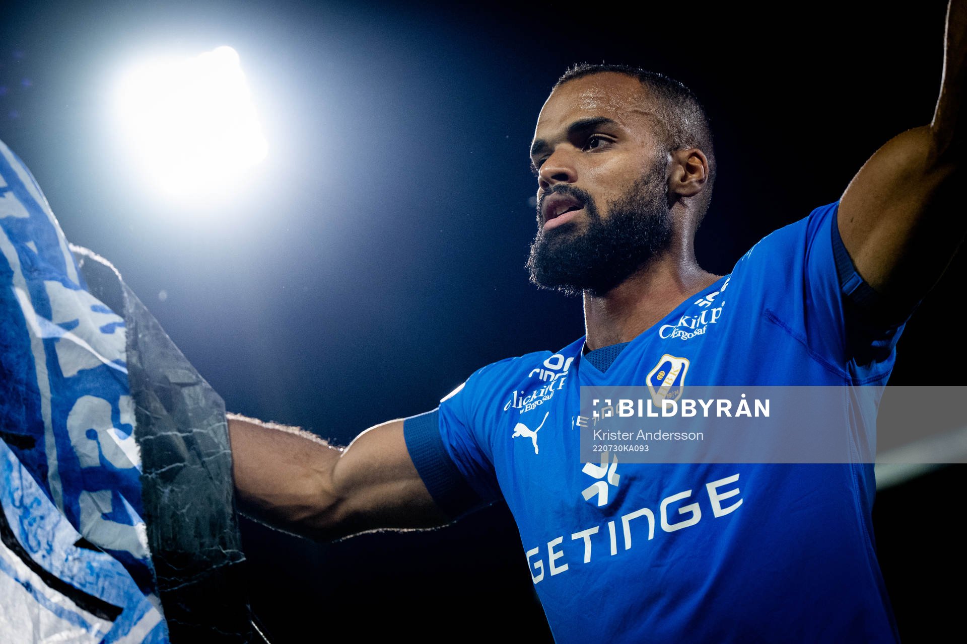 Halmstads Phil Ofosu-Ayeh jublar efter fotbollsmatchen i Superettan mellan Halmstad och Landskrona den 30 juli 2022 i Halmstad. 