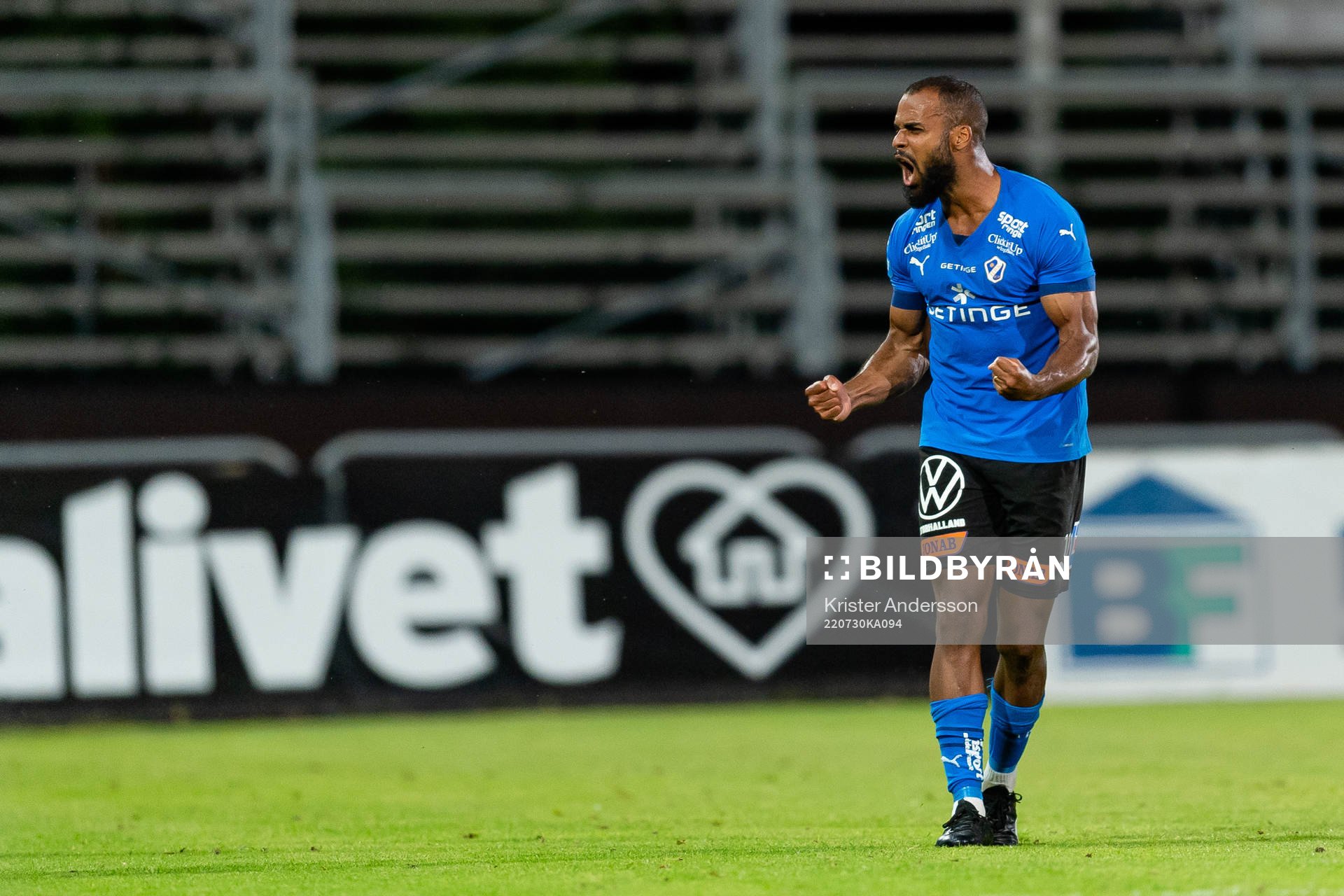 Halmstads Phil Ofosu-Ayeh jublar