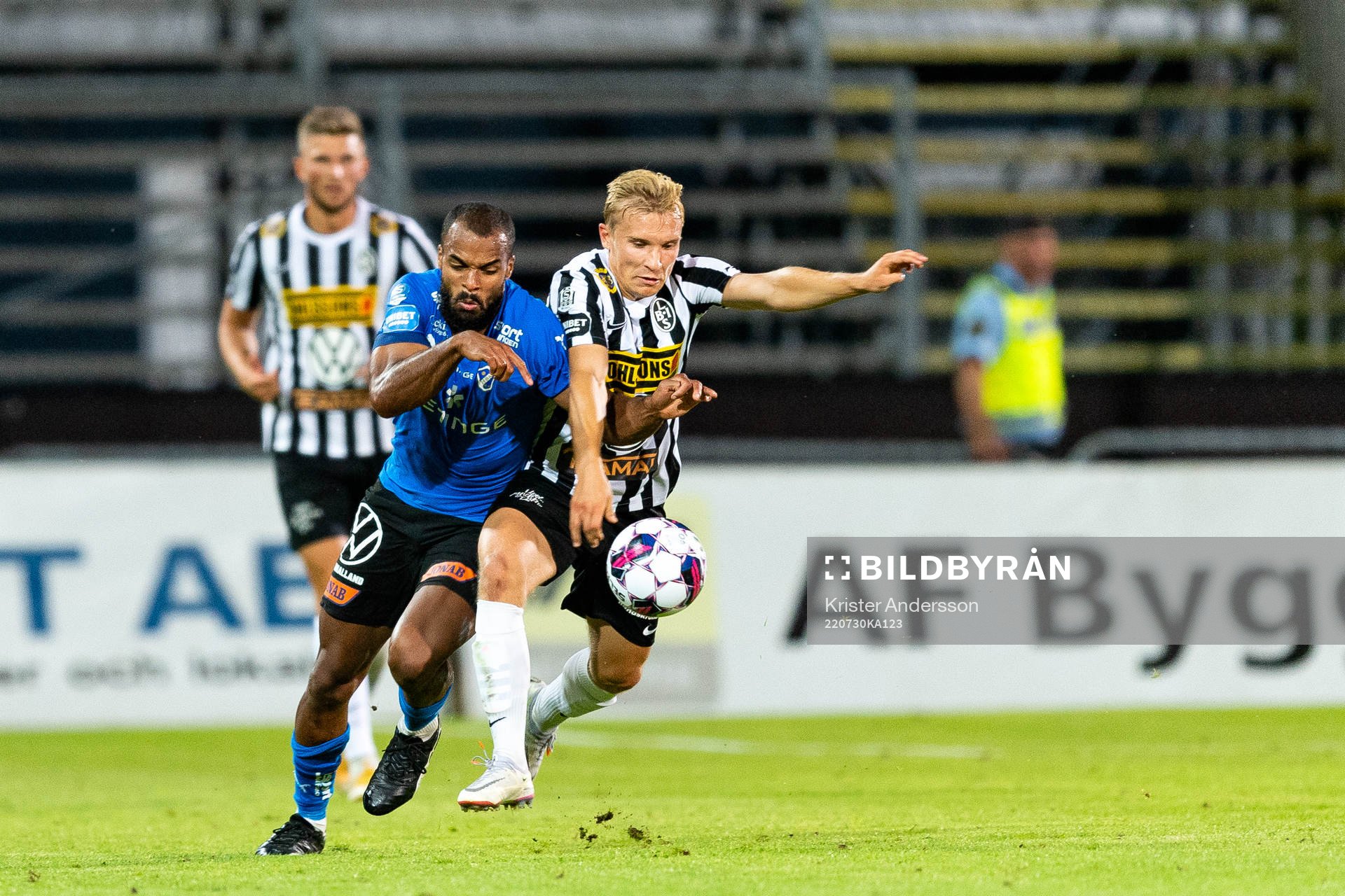 Halmstads Phil Ofosu-Ayeh och Landskronas Johan Rapp under fotbollsmatchen i Superettan mellan Halmstad och Landskrona den 30 juli 2022 i Halmstad.