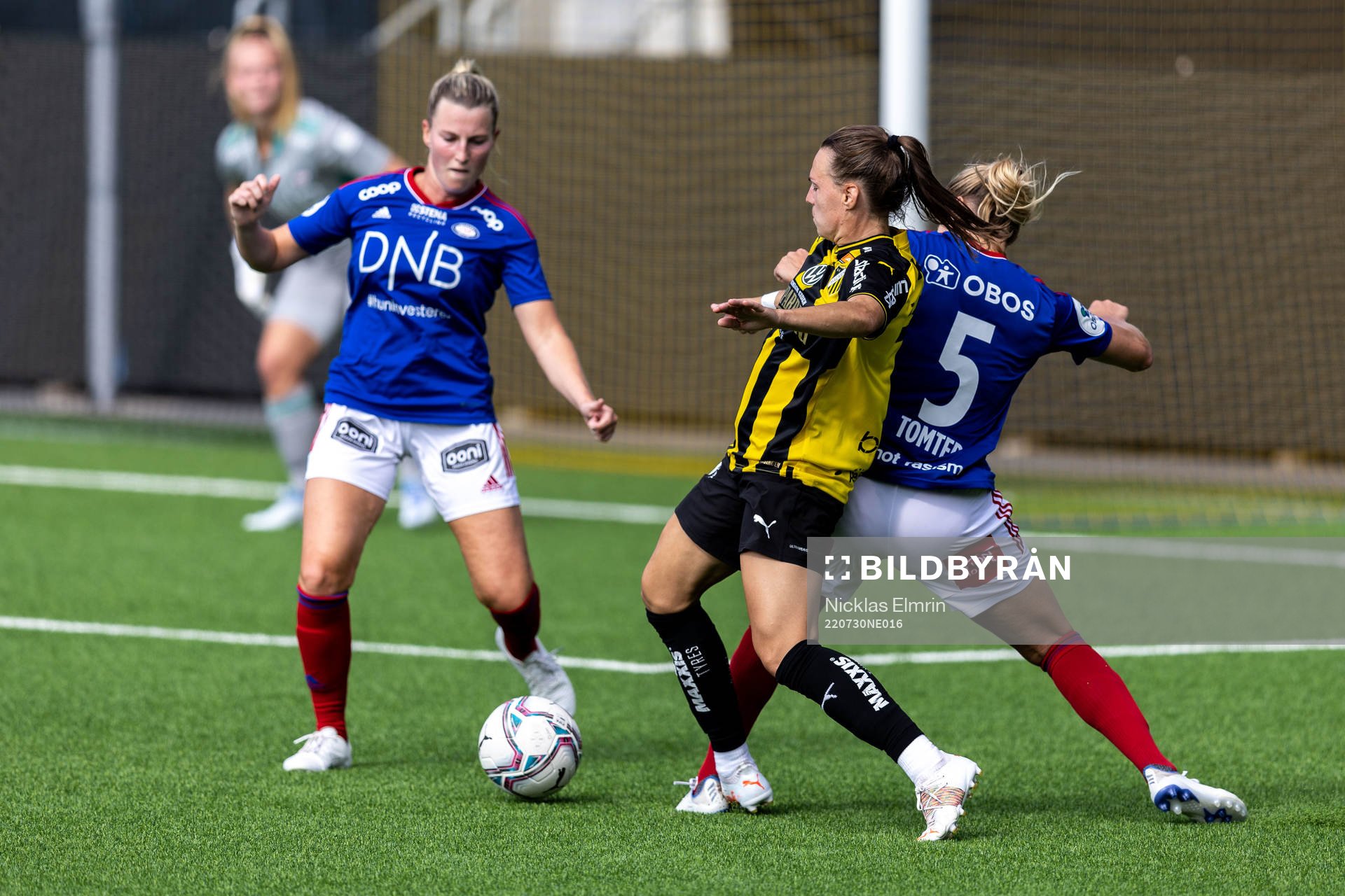 Vålerengas Andrine Tomter och Häckens Agla Maria Albertsdottir under fotbollsmatchen i träningsmatchen mellan Häcken och Vålerenga den 30 juli 2022 i Göteborg.