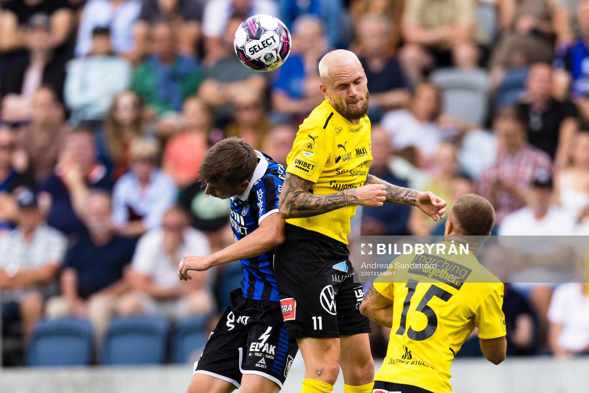 Sirius Filip Olsson i kamp om bollen med Mjällbys Adam