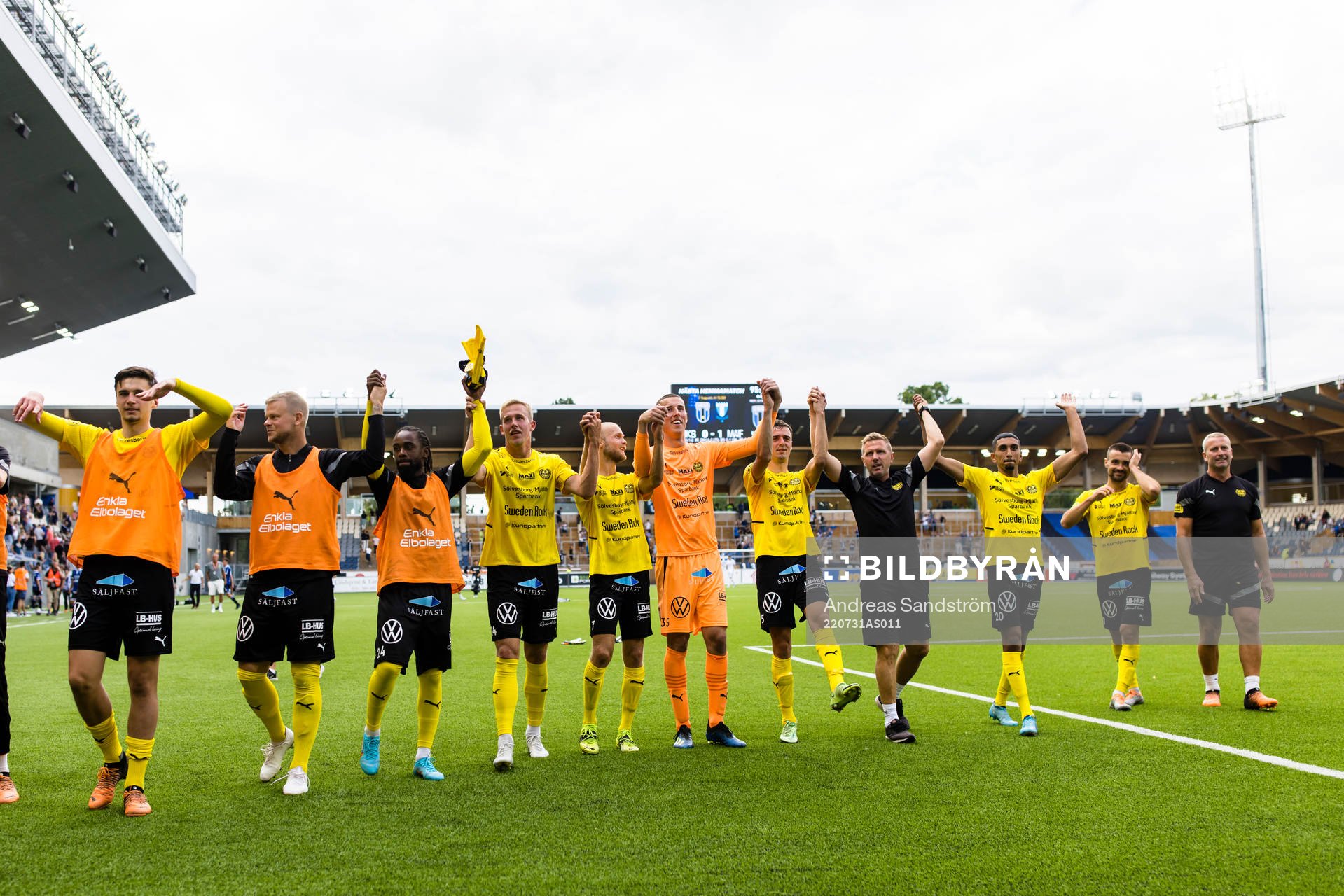 Mjällbys spelare firar segern framför supportrarna