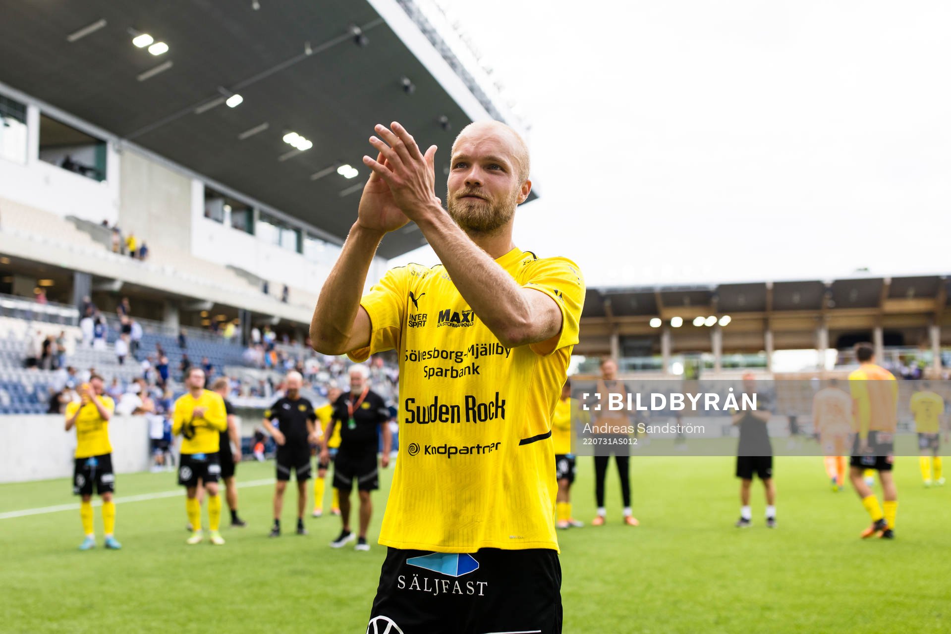 Mjällbys Viktor Gustafson tackar supportarna med en sång
