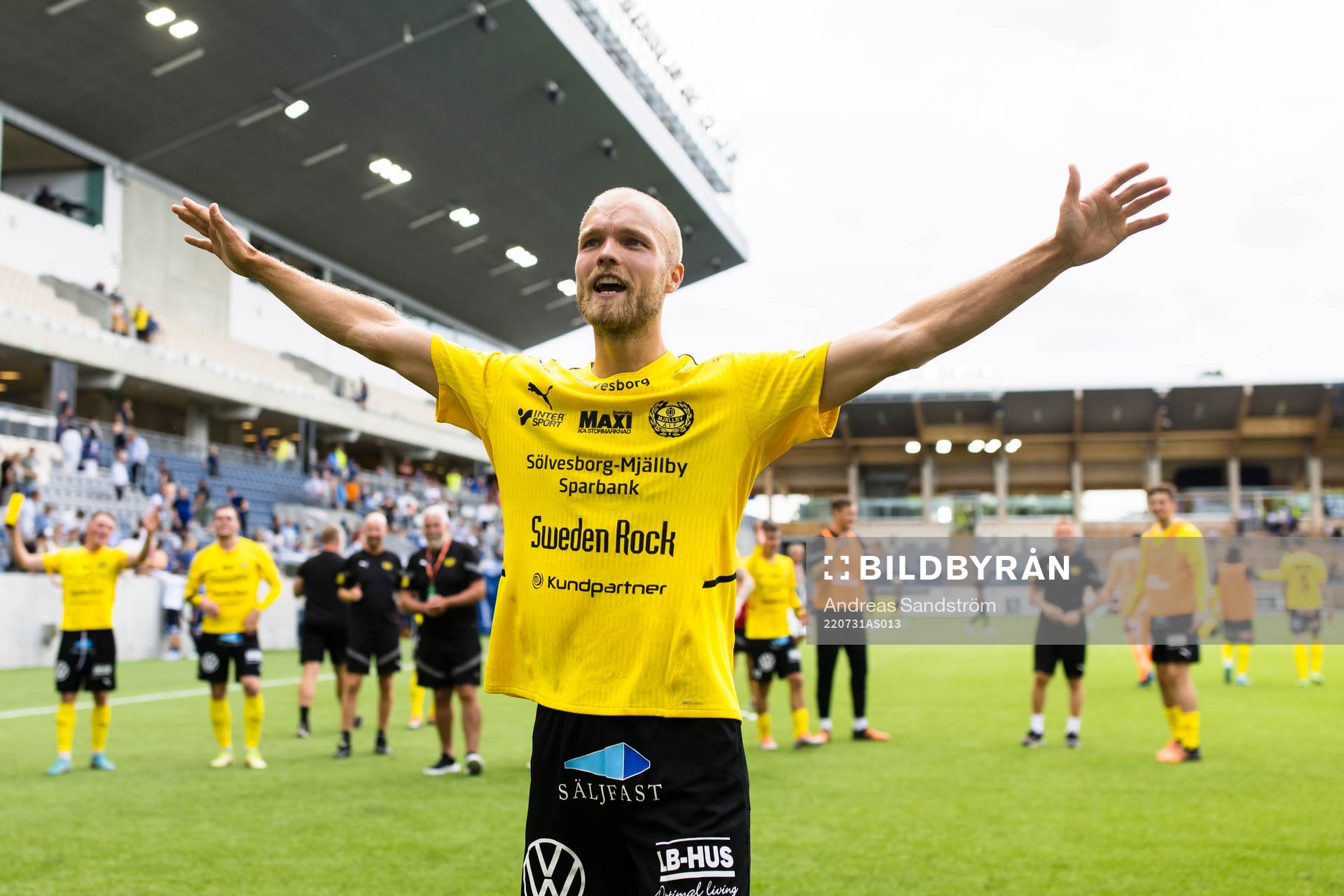 Mjällbys Viktor Gustafson tackar supportarna med en sång