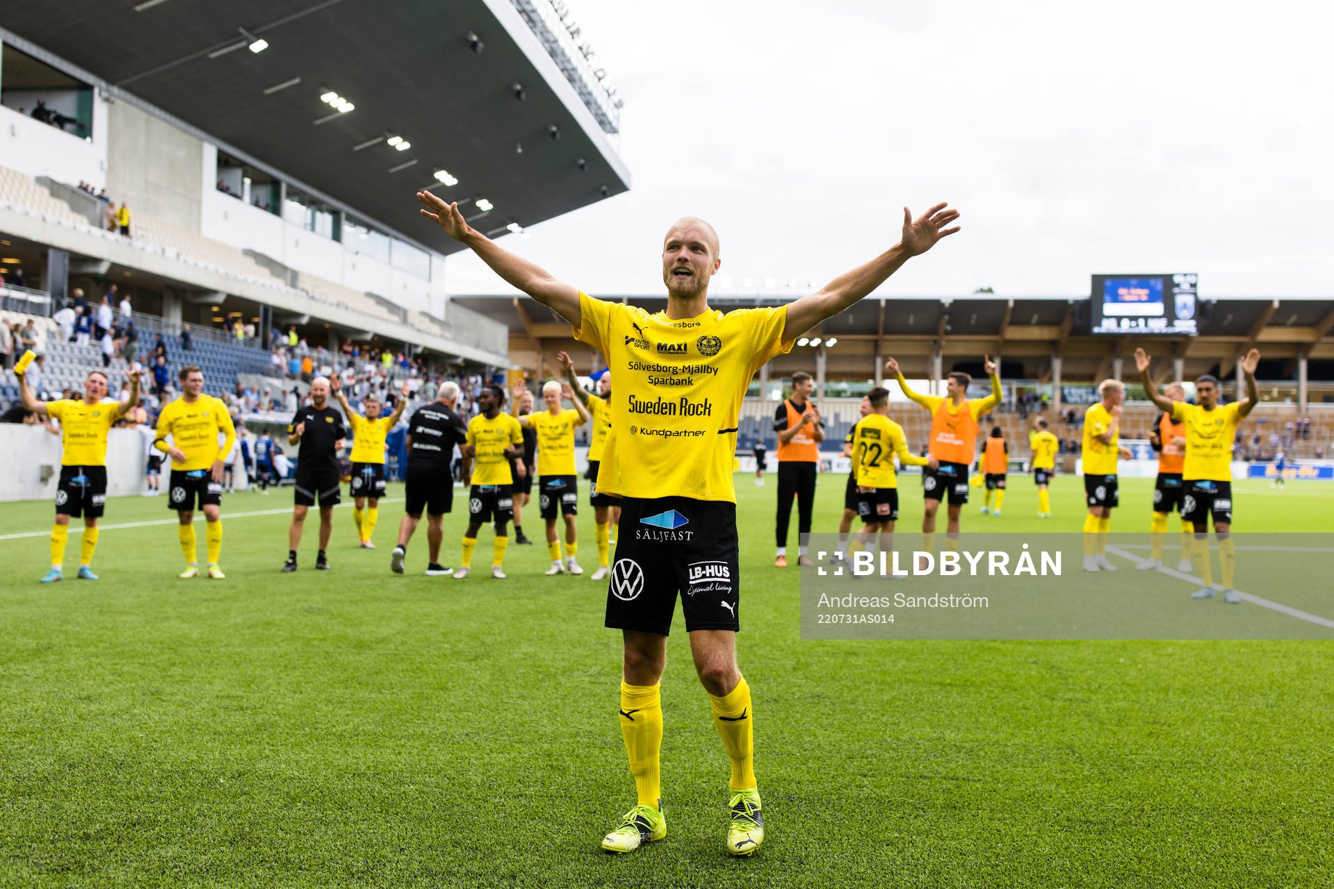 Mjällbys Viktor Gustafson tackar supportarna med en sång