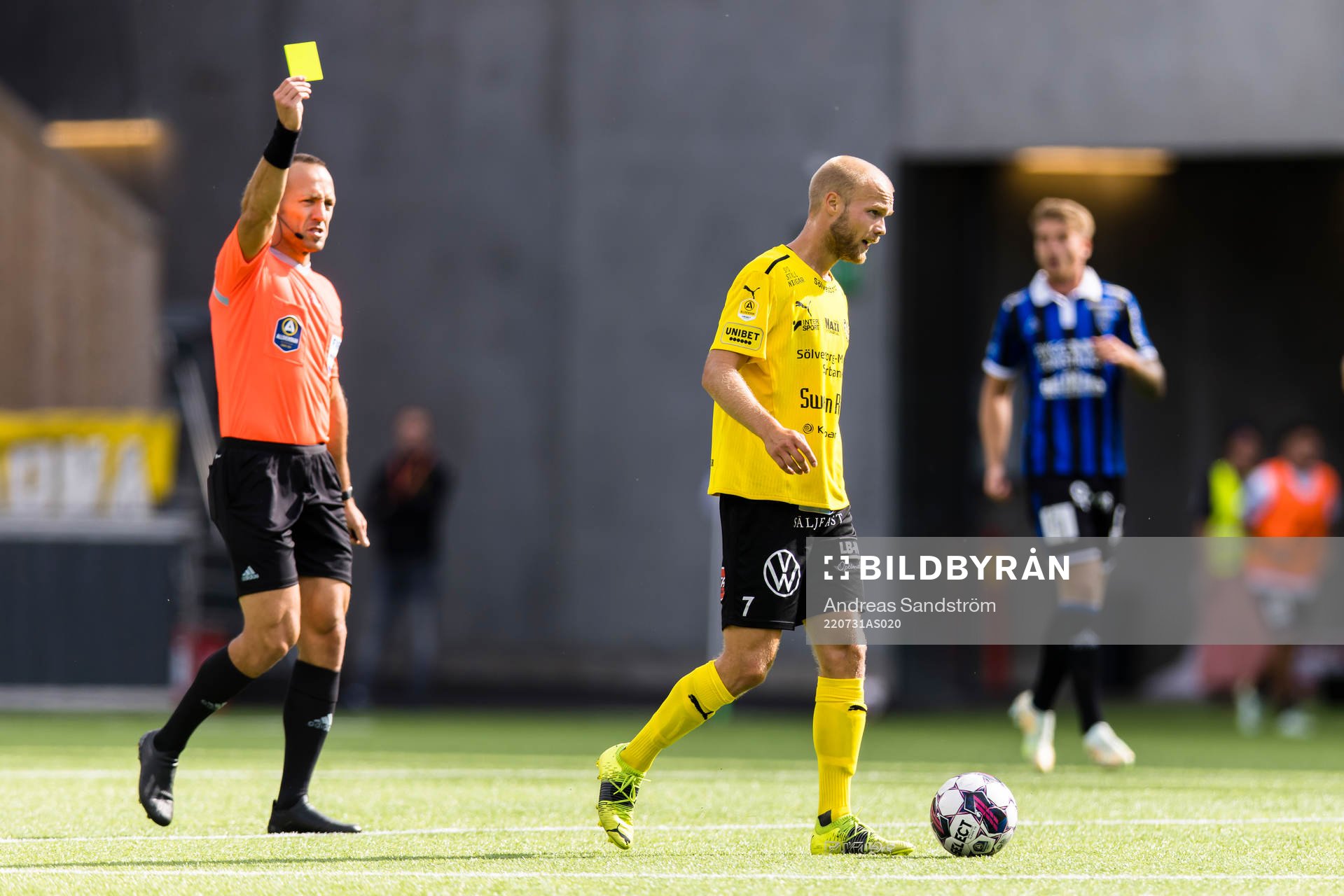 Domare Kaspar Sjöberg ger en varning till Mjällbys Viktor Gustafson under fotbollsmatchen i Allsvenskan mellan Sirius och Mjällby den 31 juli 2022 i Uppsala.