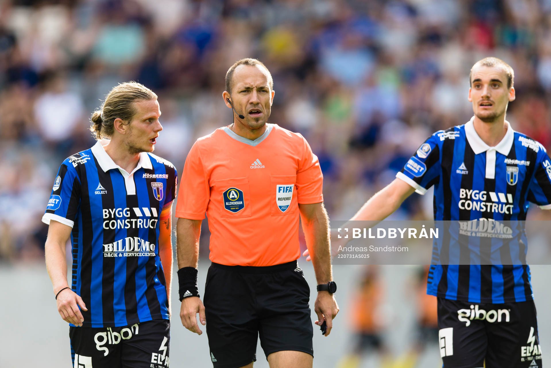 Sirius Tim Björkström diskuterar med domare Kaspar