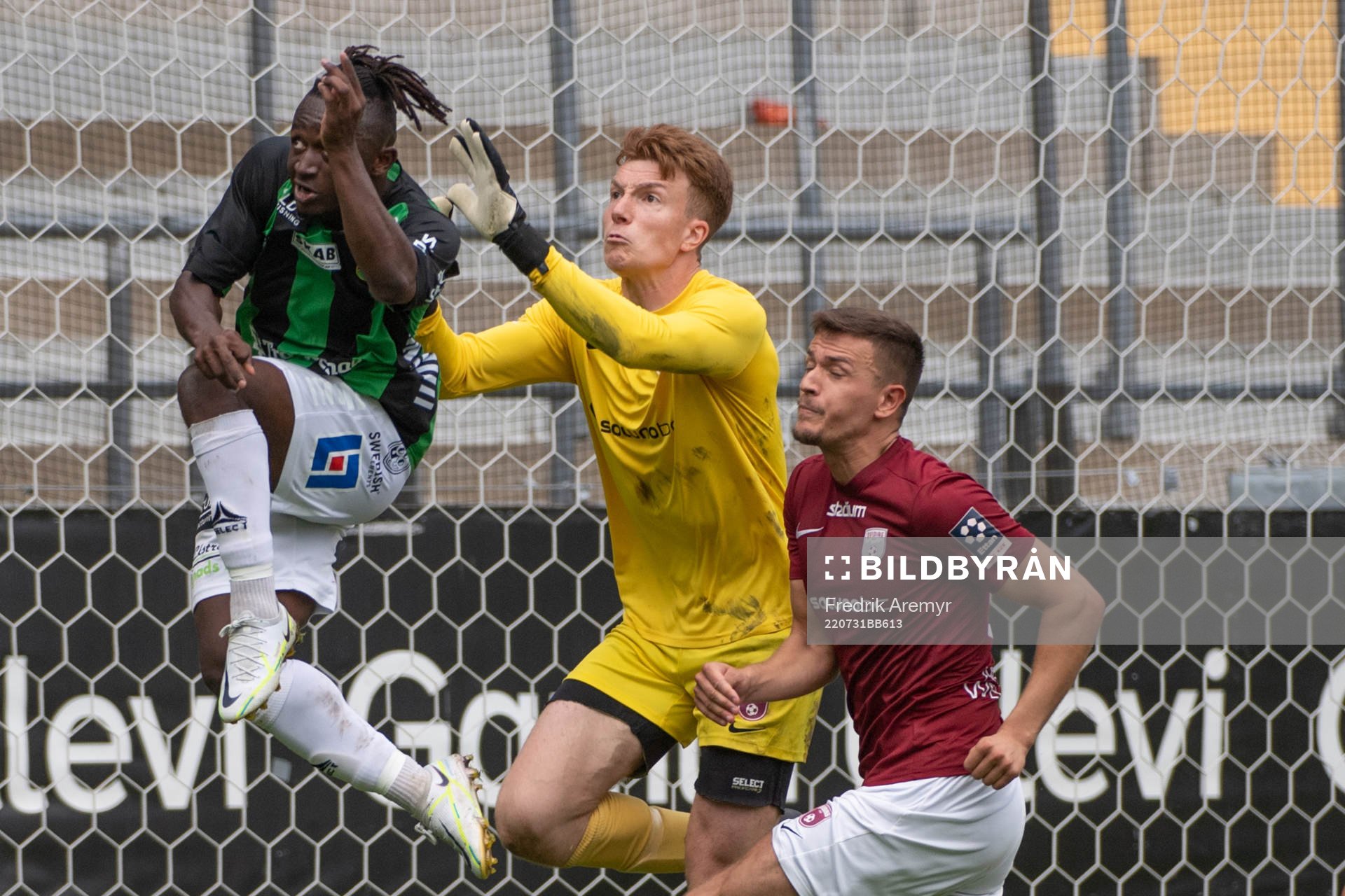 GAIS Michael Kargbo och Qvidings målvakt Gustav Norin