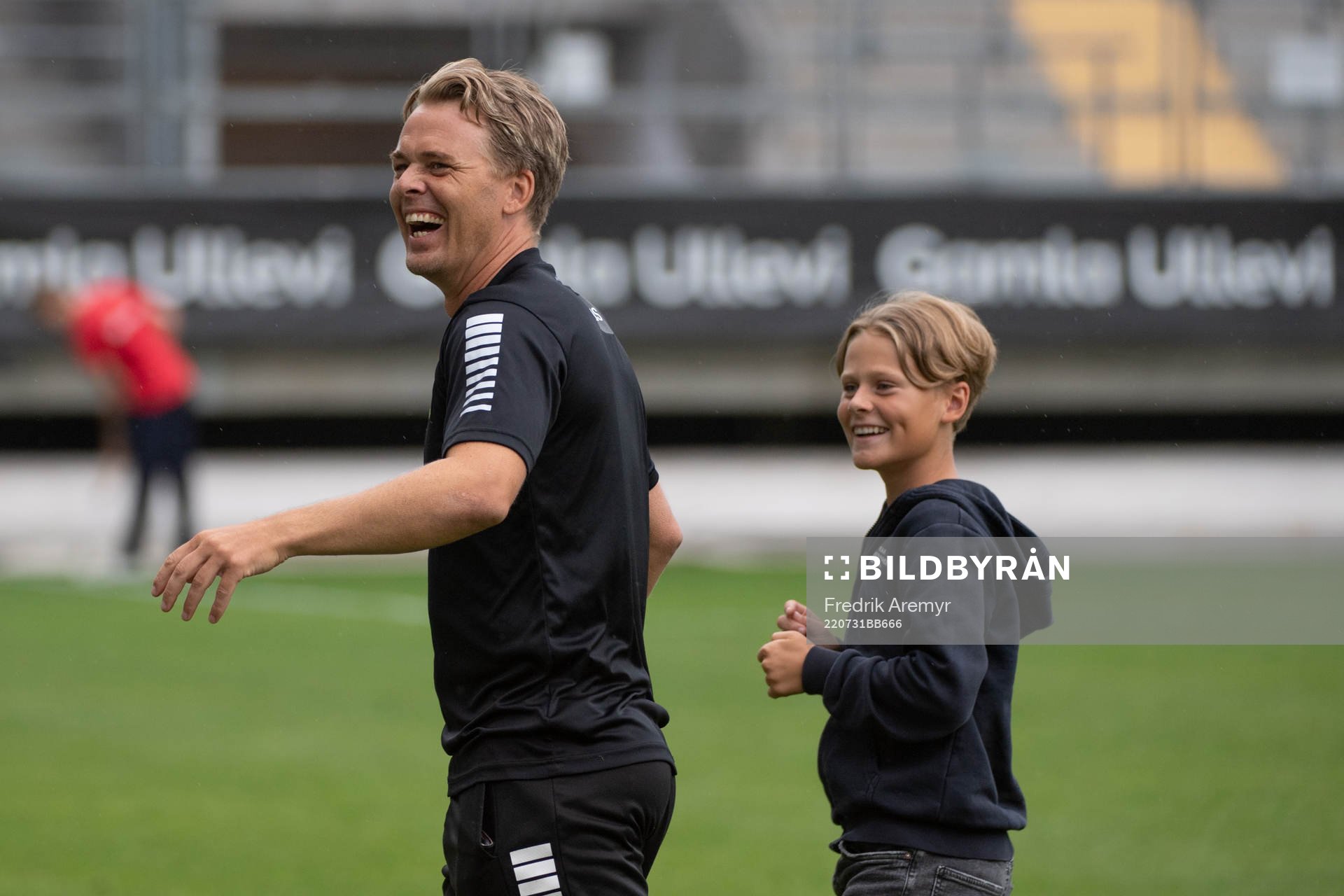 GAIS tränare Fredrik Holmberg med sin son jublar