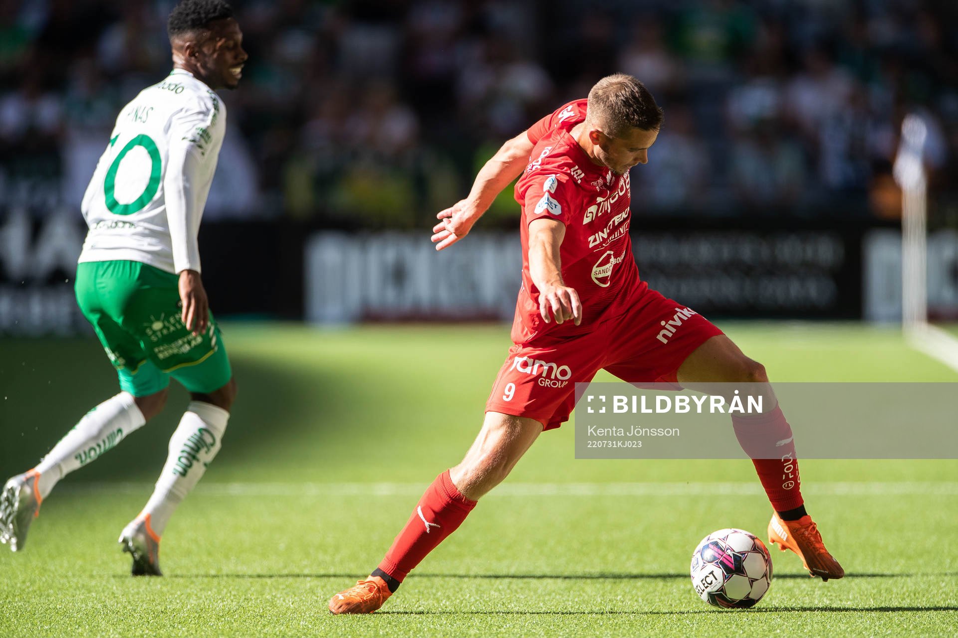Hammarbys Shaquille Pinas och Värnamos Oscar Johansson