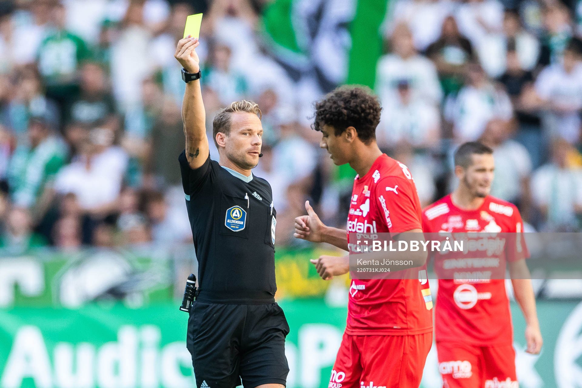 Värnamos Robin Tihi tilldelas gult kort av domare