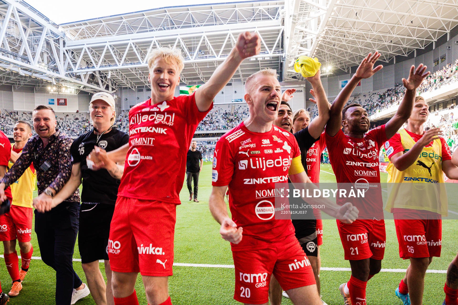 Värnamos Victor Larsson och Freddy Winsth jublar med