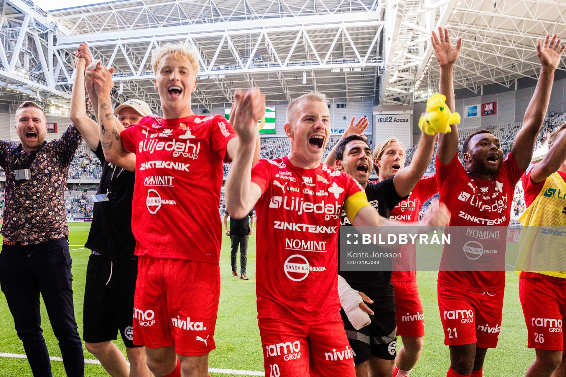 Värnamos Victor Larsson och Freddy Winsth jublar med