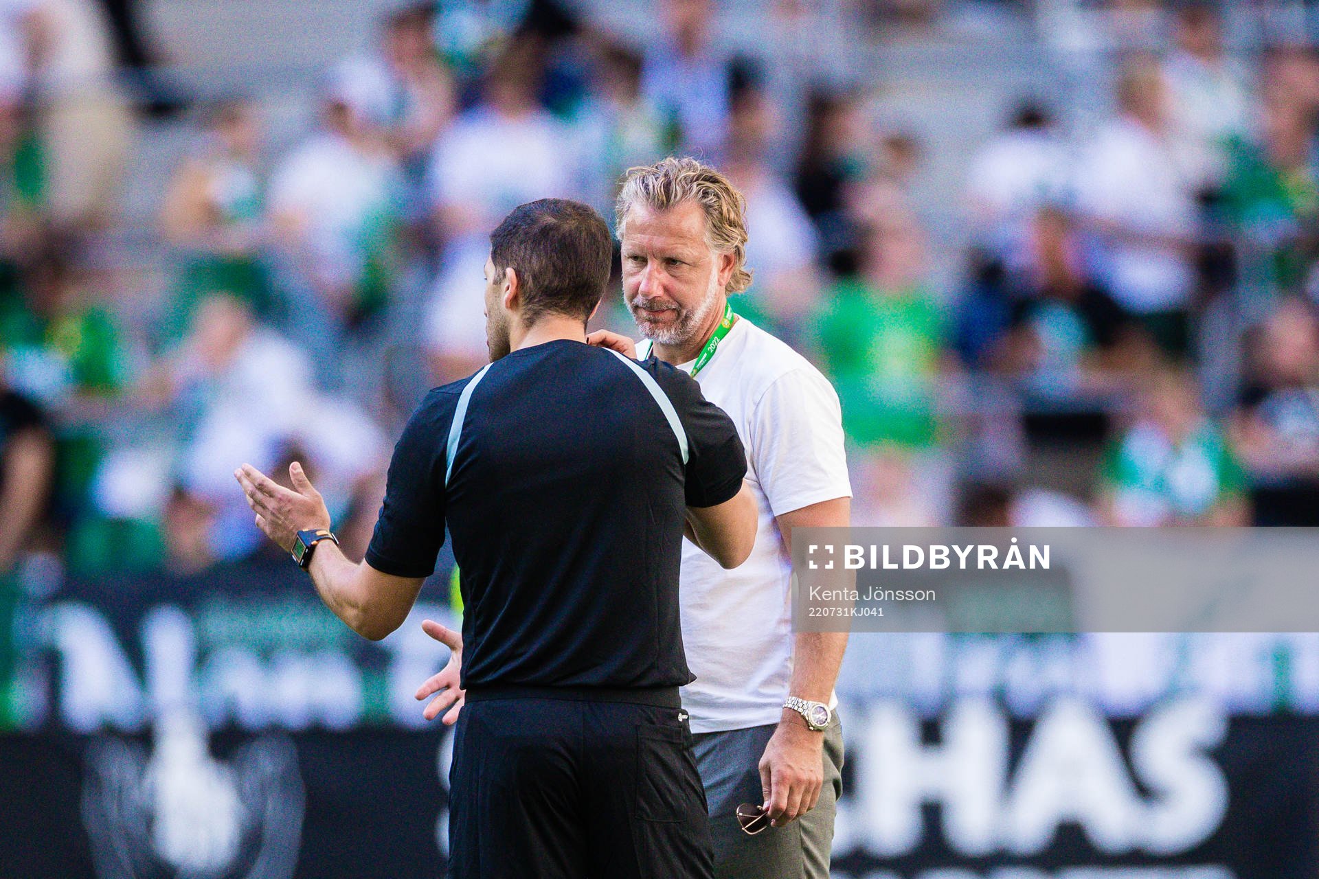 Hammarbys sportchef Jesper Jansson i samtal med domare