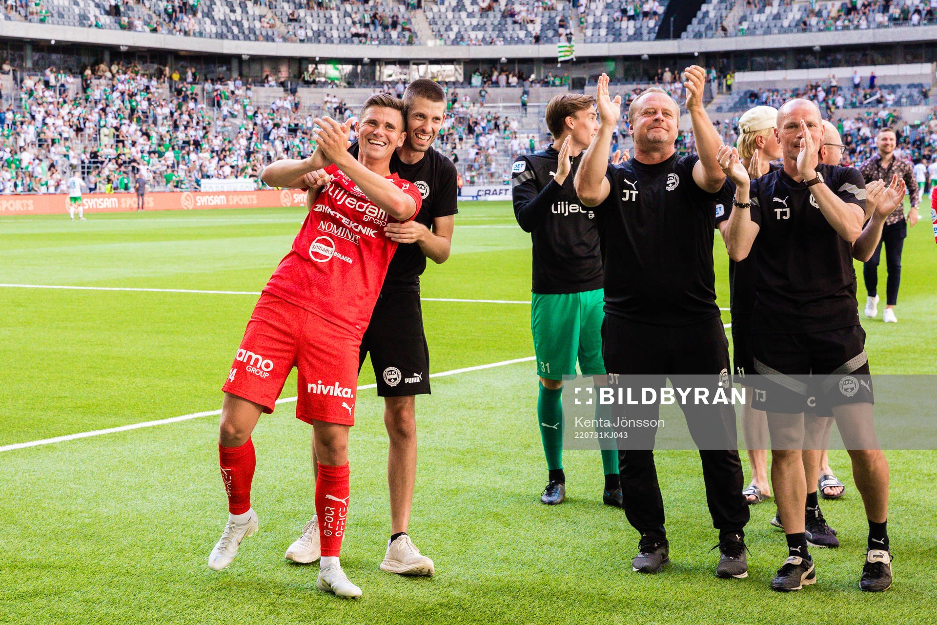 Värnamos Marcus Antonsson jublar bredvid assisterande
