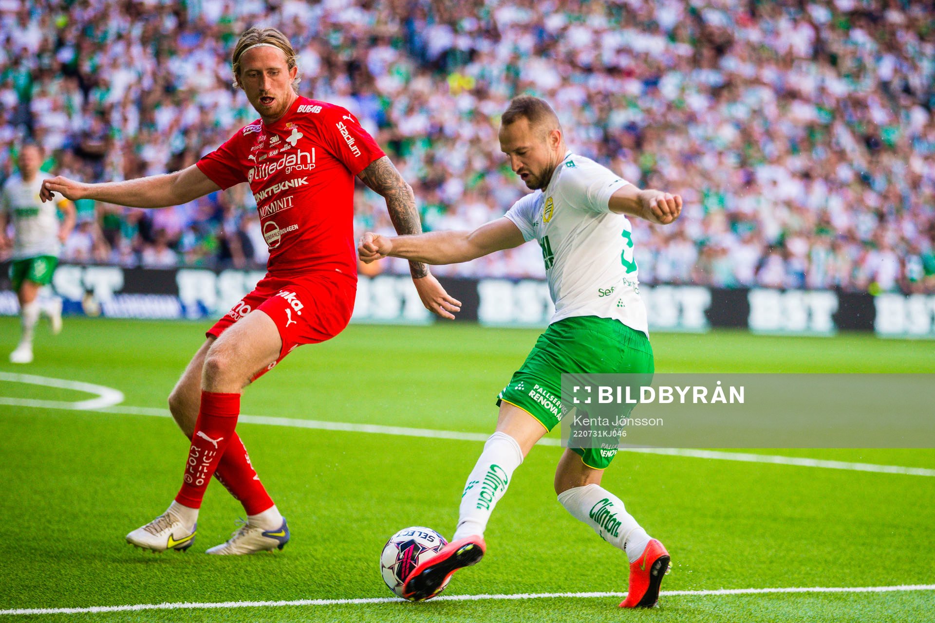 Värnamos Hampus Näsström och Hammarbys Veton Berisha under fotbollsmatchen i Allsvenskan mellan Hammarby och Värnamo den 31 juli 2022 i Stockholm.