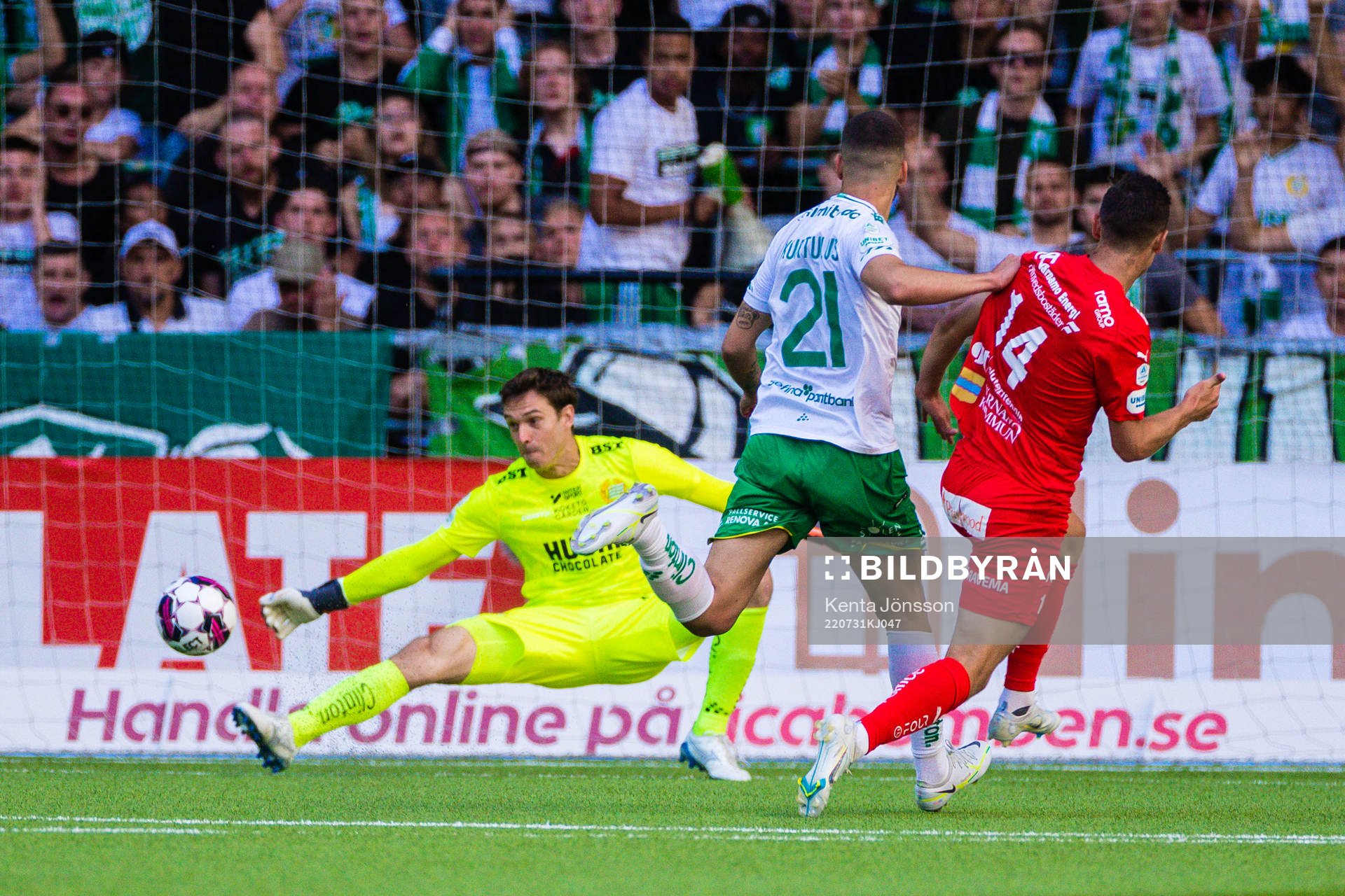Värnamos Marcus Antonsson gör 0-1 bakom Hammarbys målvakt Davor Blazevic under fotbollsmatchen i Allsvenskan mellan Hammarby och Värnamo den 31 juli 2022 i Stockholm.