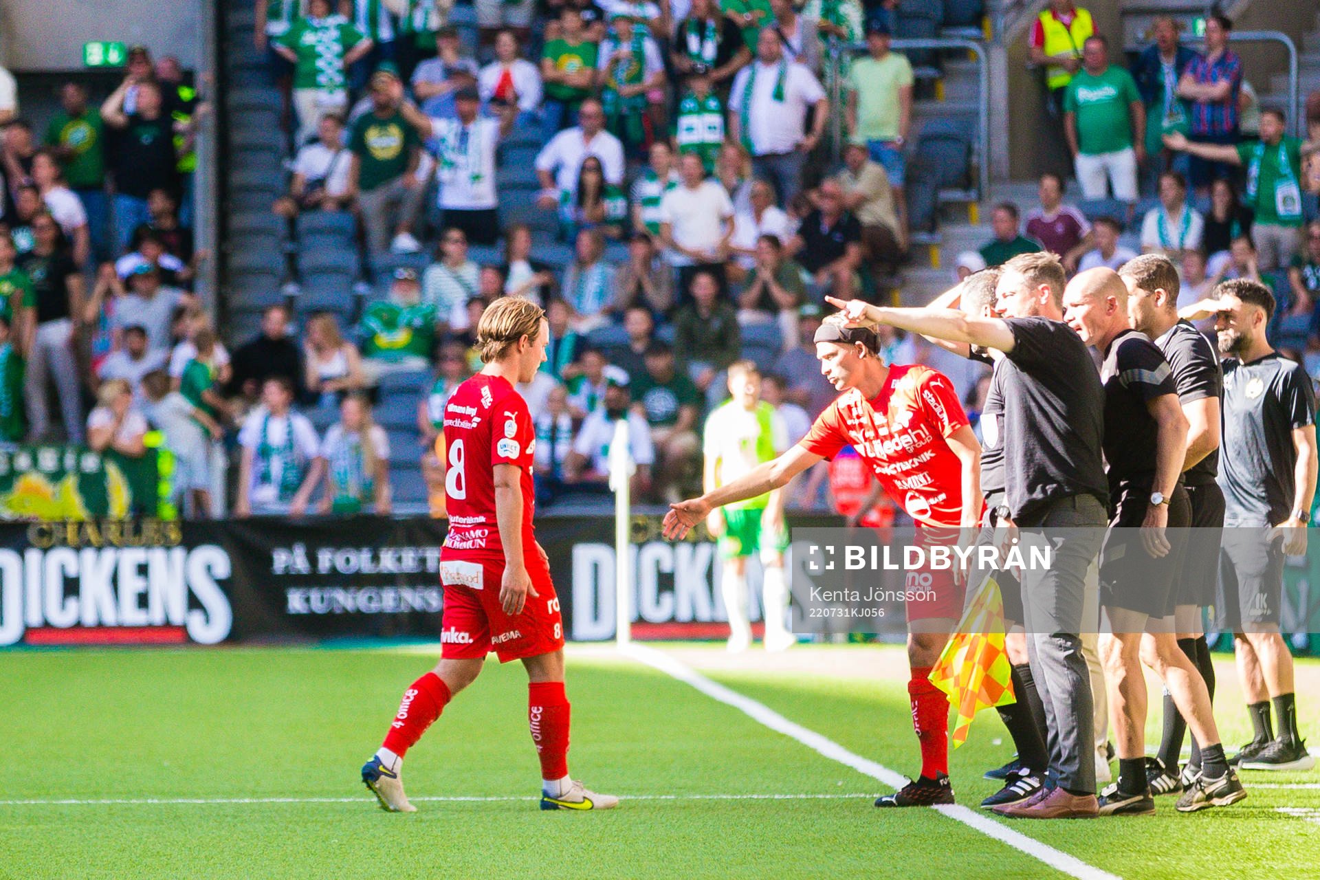 Värnamos William Kenndal byts ut under fotbollsmatchen i Allsvenskan mellan Hammarby och Värnamo den 31 juli 2022 i Stockholm. 
