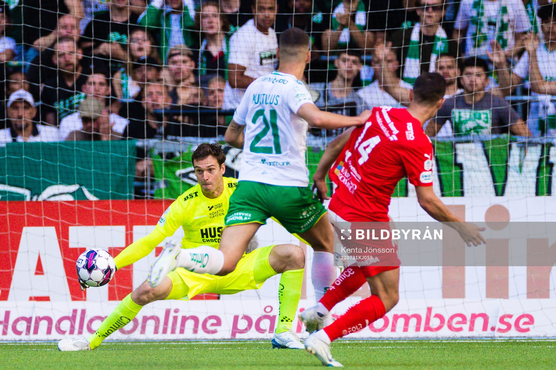 Värnamos Marcus Antonsson gör 0-1 bakom Hammarbys målvakt Davor Blazevic under fotbollsmatchen i Allsvenskan mellan Hammarby och Värnamo den 31 juli 2022 i Stockholm. 