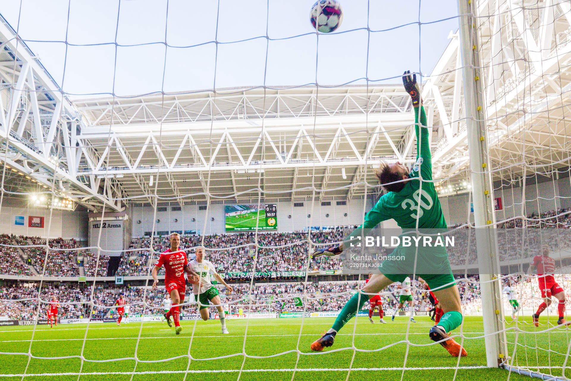Hammarbys Abdelrahman Saidi med ett skott in ribban bakom Värnamos målvakt Pilip Vaitsiakhovich under fotbollsmatchen i Allsvenskan mellan Hammarby och Värnamo den 31 juli 2022 i Stockholm. 