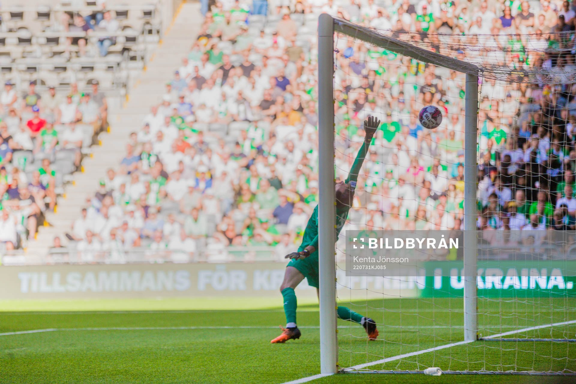 Hammarbys Abdelrahman Saidi med skott i ribban bakom
