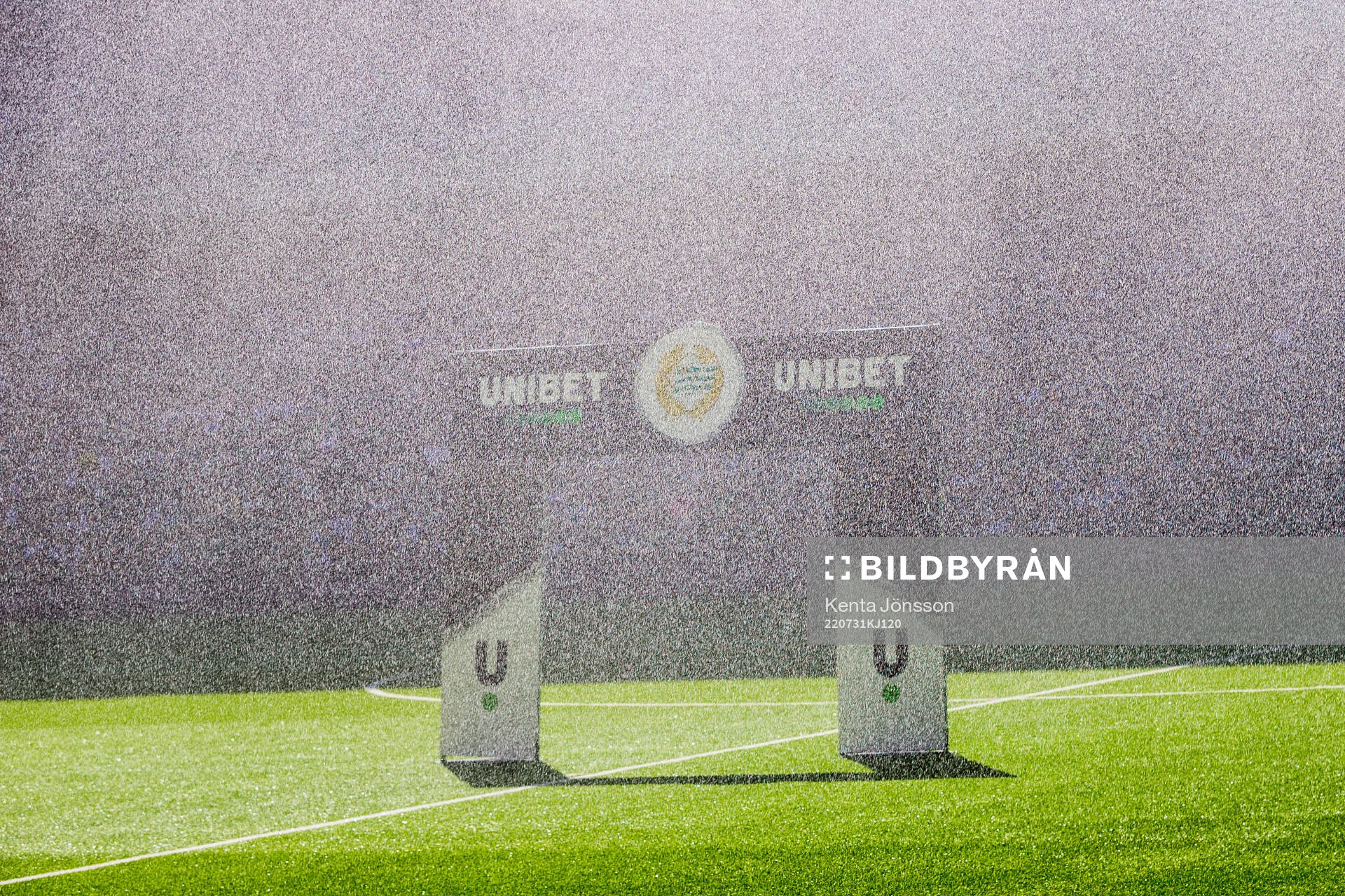Reklam för Unibet sett genom en vattenspridare inför fotbollsmatchen i Allsvenskan mellan Hammarby och Värnamo den 31 juli 2022 i Stockholm.
