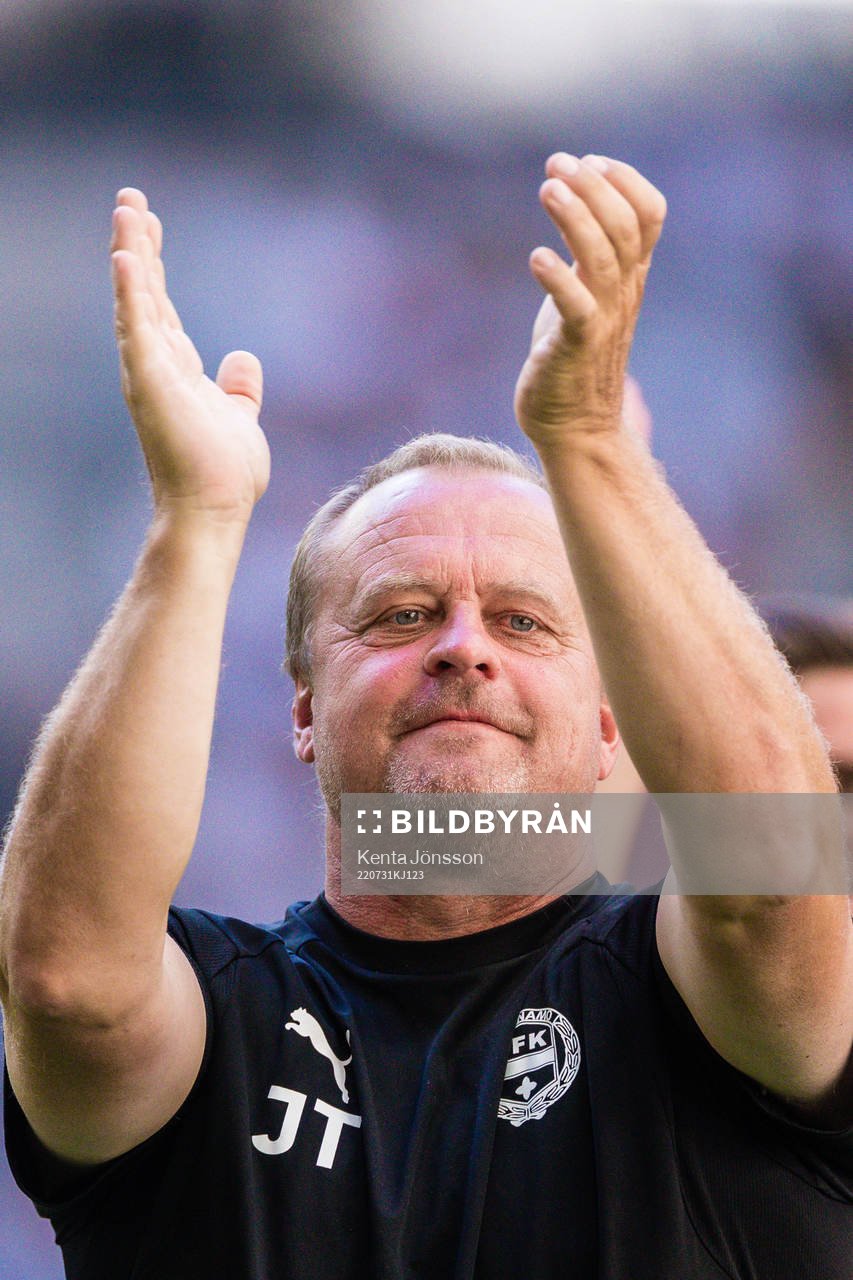 Värnamos assisterande tränare Jonas Thern jublar efter fotbollsmatchen i Allsvenskan mellan Hammarby och Värnamo den 31 juli 2022 i Stockholm.
