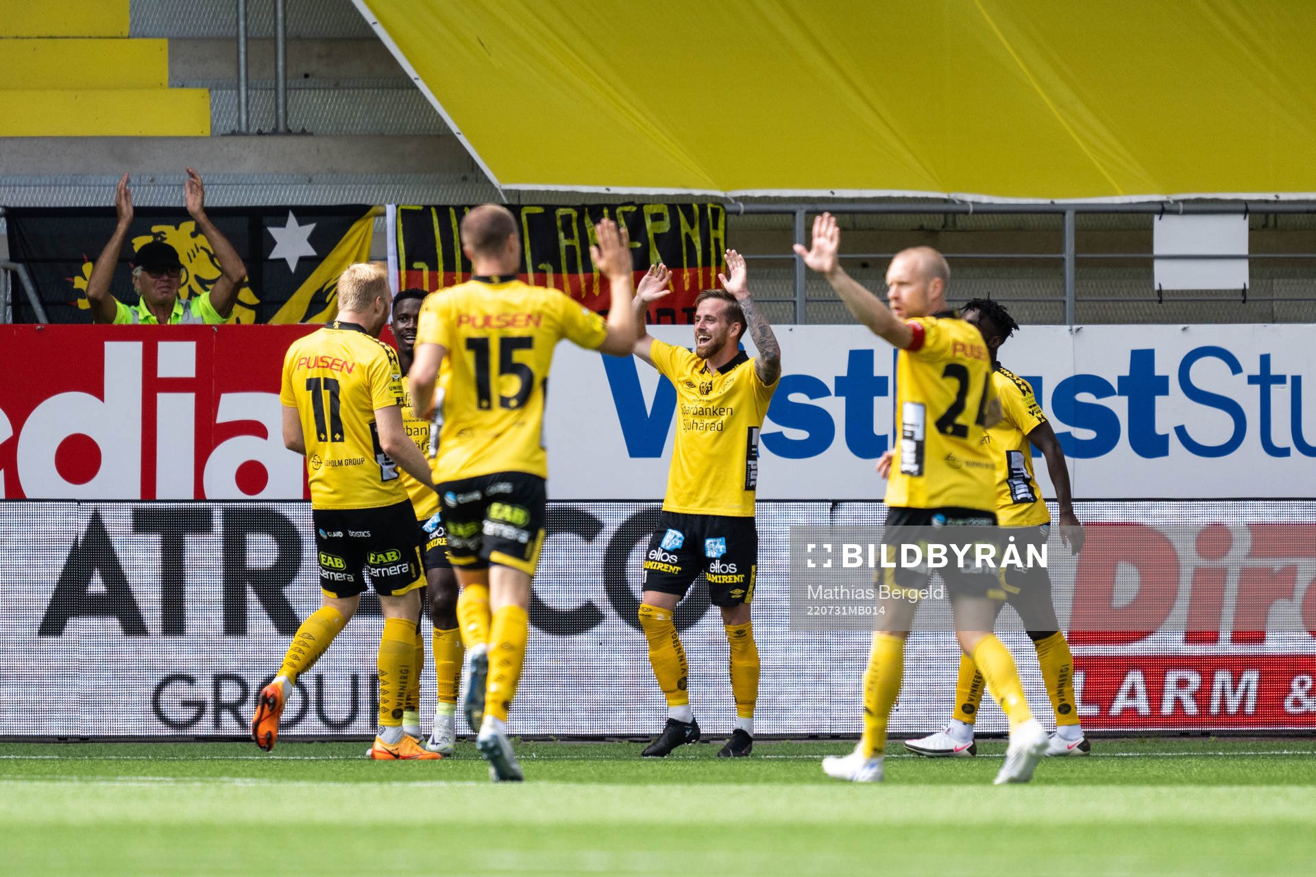 Elfsborgs Rasmus Alm jublar med lagkamrater