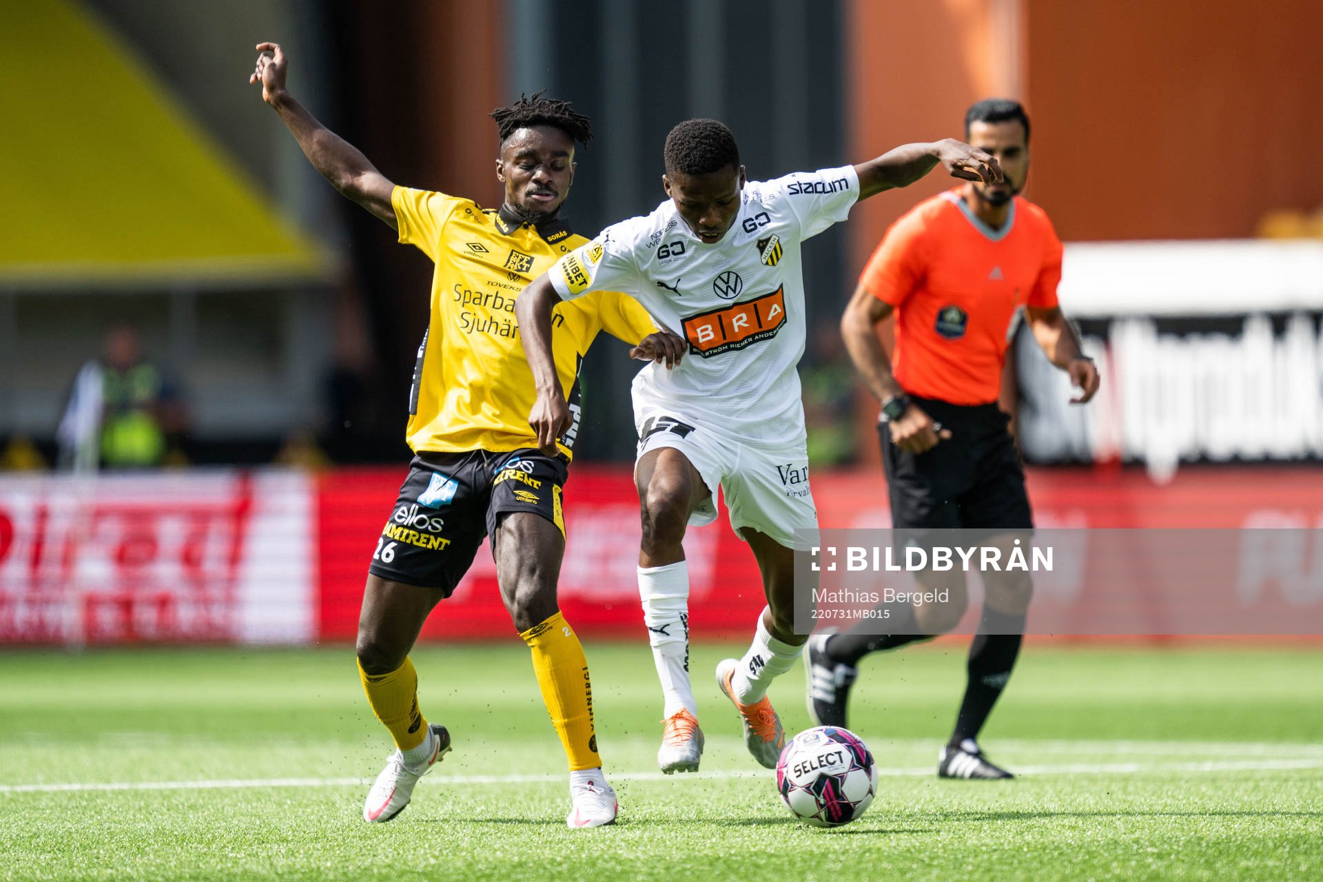 Elfsborgs Emmanuel Boateng och Häckens Akoua Romeo Amane