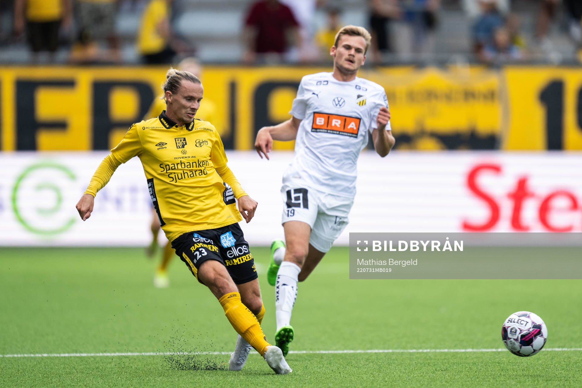 Elfsborgs Niklas Hult och Häckens Oscar Uddenäs under fotbollsmatchen i Allsvenskan mellan Elfsborg och Häcken den 31 juli 2022 i Borås. 