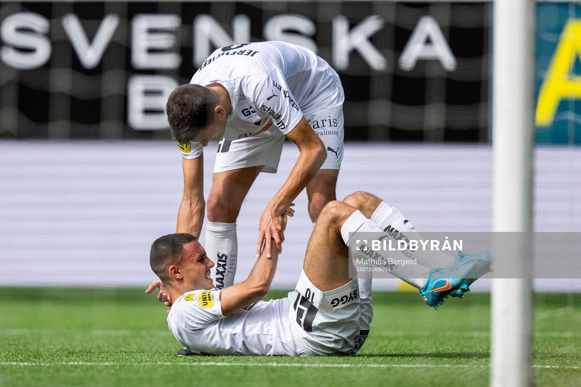 Häckens Alexander Jeremejeff ser till Ali Youssef som har