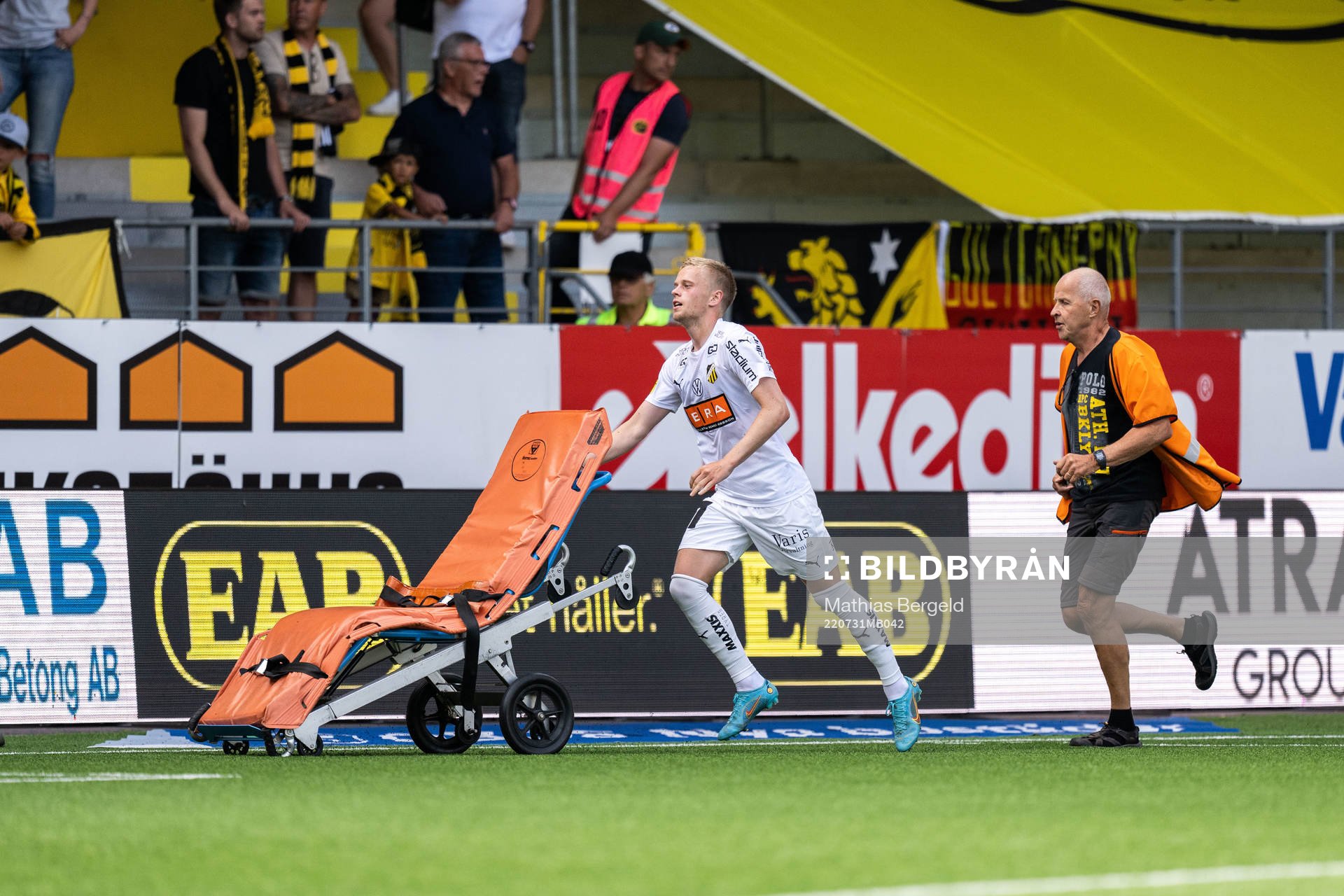 Häckens Tomas Olai Totland springer med bår till