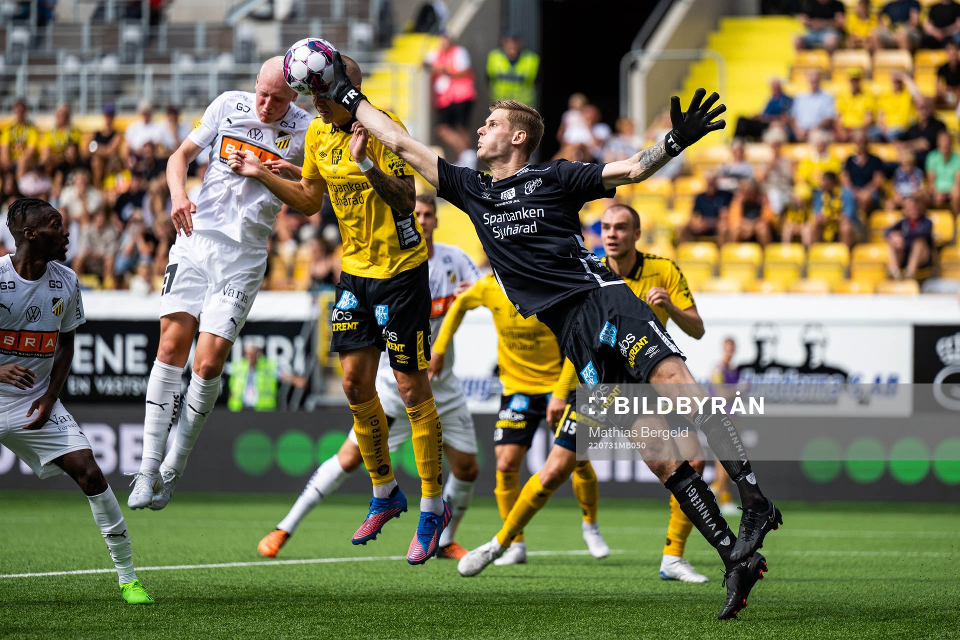 Häckens Valgeir Fridriksson i kamp med Elfsborgs Sebastian Holmen och målvakt Tim Rönning under fotbollsmatchen i Allsvenskan mellan Elfsborg och Häcken den 31 juli 2022 i Borås.