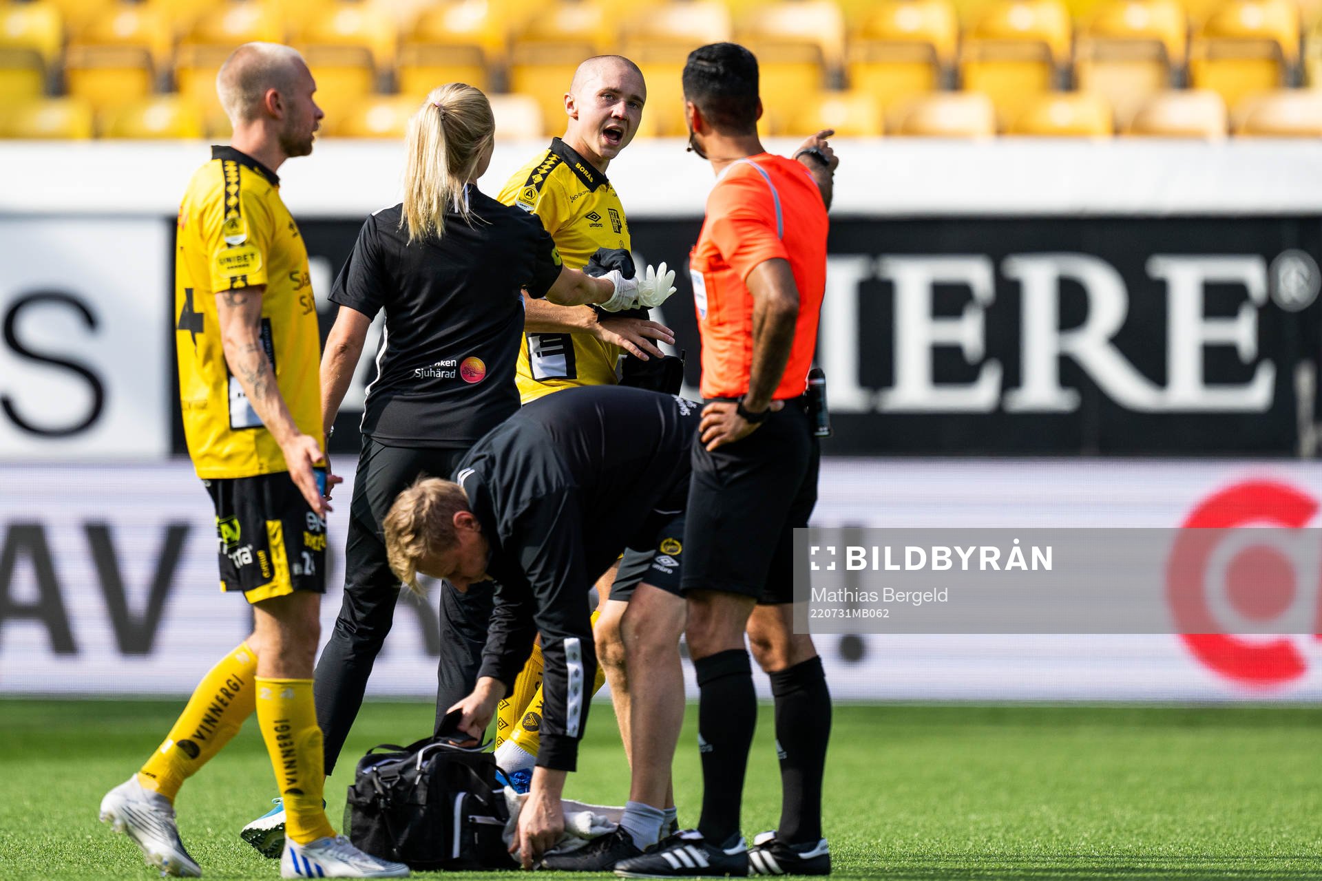 Elfsborgs Sebastian Holmen reagerar mot domare Mohammed